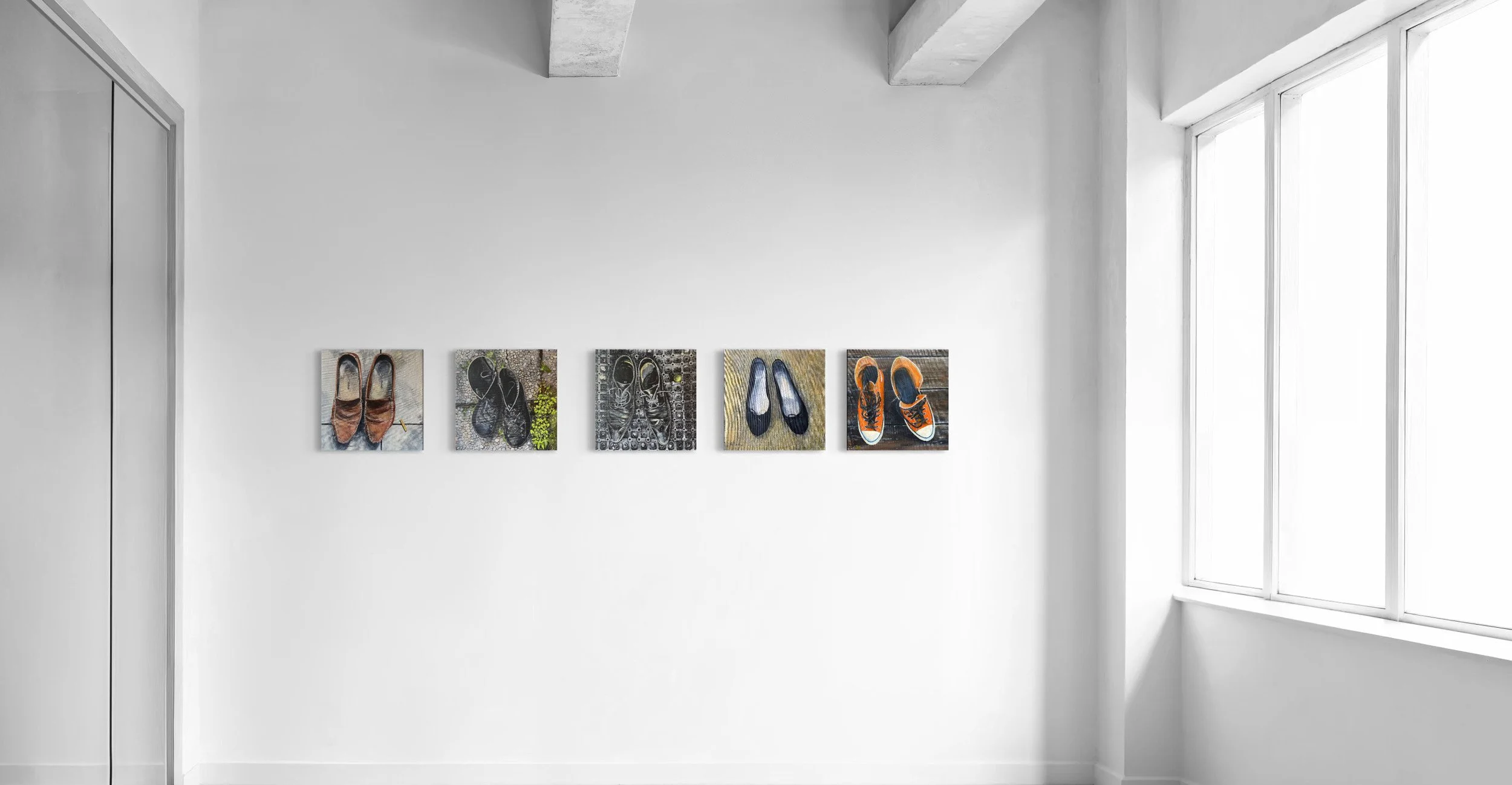 Vue d’ensemble d’une collection de peintures figuratives contemporaines représentant des chaussures alignées, exploration de la marche et de la présence humaine - Alain Rouschmeyer