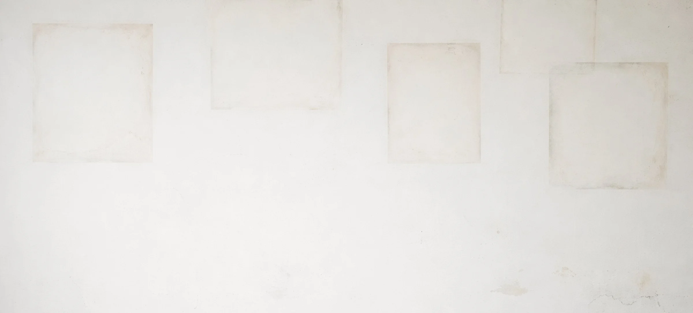 Mur clair avec traces de tableaux — Œuvres choisies, peinture figurative contemporaine d’Alain Rouschmeyer