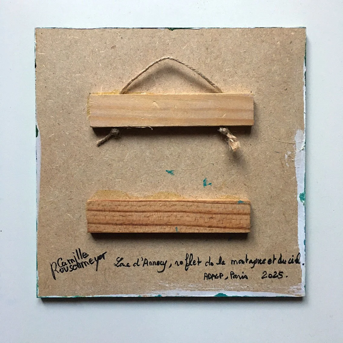 Arrière de l’œuvre LAC D’ANNECY, REFLET DE LA MONTAGNE ET DU CIEL réalisée par l’artiste Camille Rouschmeyer