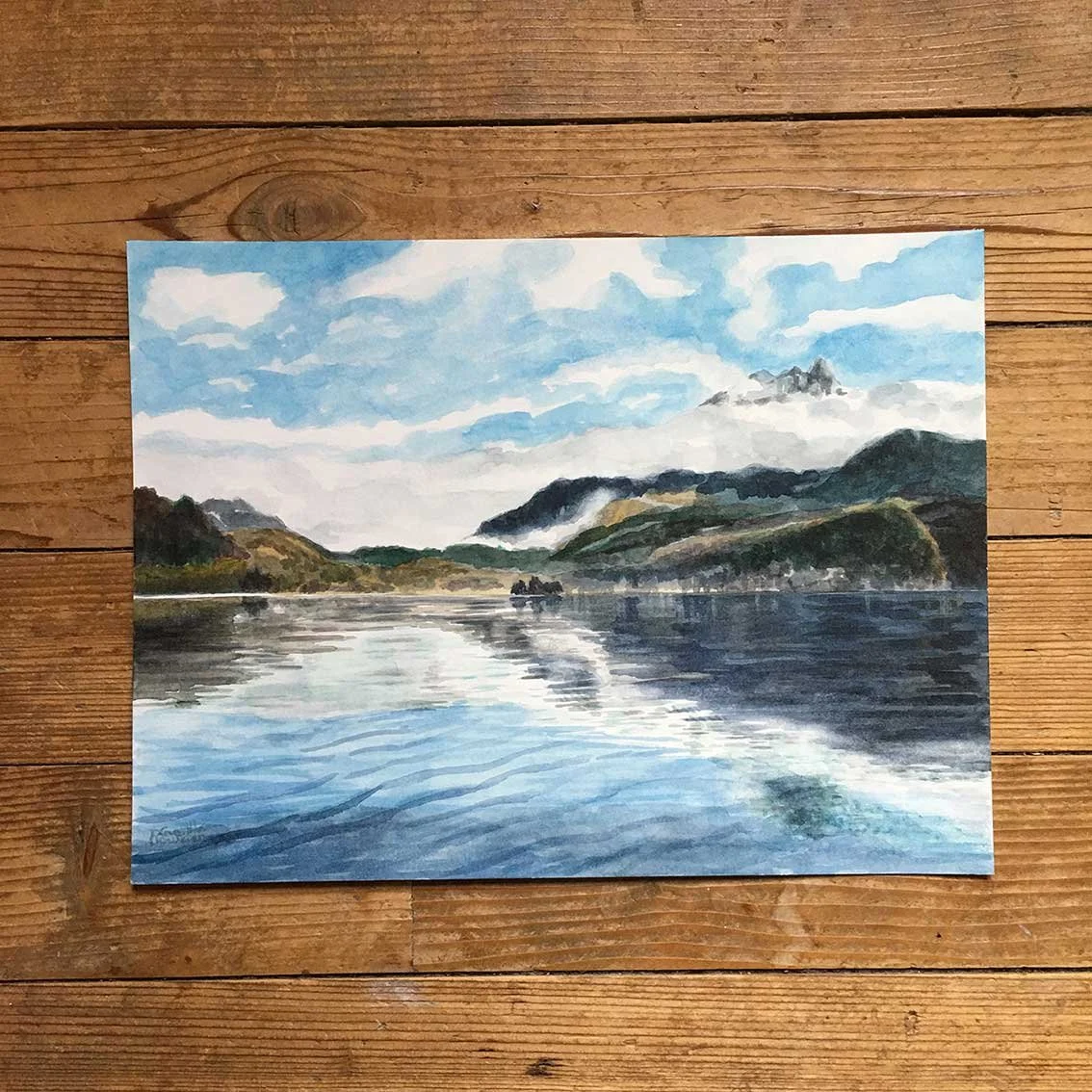 Aquarelle originale et unique intitulée PAYSAGE DU LAC D’ANNECY EN MARS, par Camille Rouschmeyer
