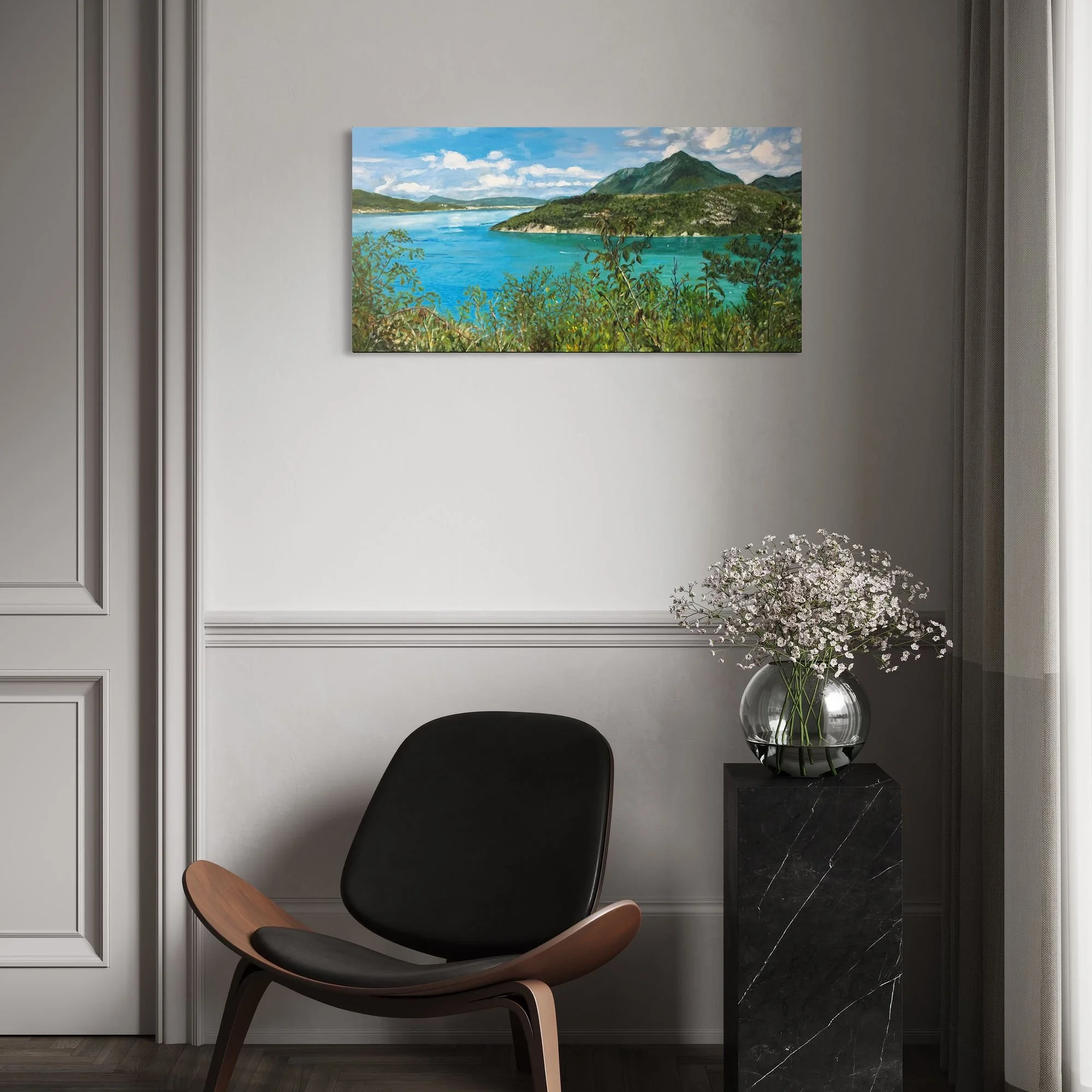 Des hauteurs de Duingt, été, toile panoramique de Camille Rouschmeyer présentée dans un intérieur contemporain