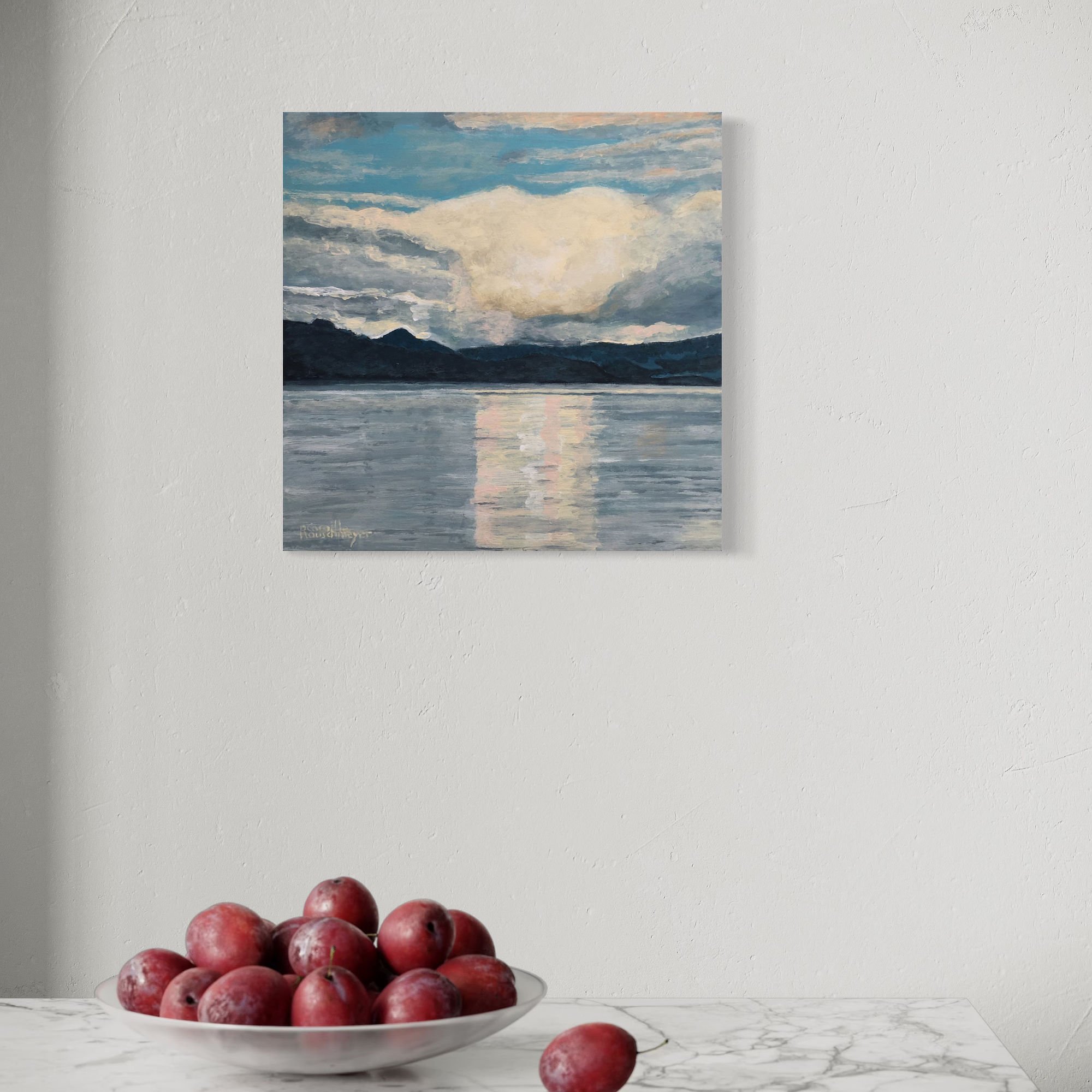 Lac d’Annecy, lumière des nuages de Camille Rouschmeyer présenté sur un mur clair dans un intérieur contemporain