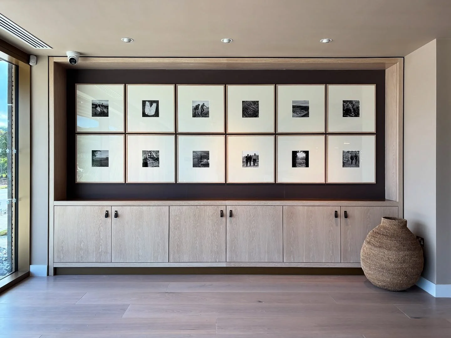 A sneak preview of a recently completed project in Chilham, Kent that #aba_ltd was a part of.

@denne_joinery 
@emma.mcgrath.design 
@francescaspaintsltd 
@broadleaftimber 
@turnstyledesigns 

#cabinetry 
#joinery 
#limedoak