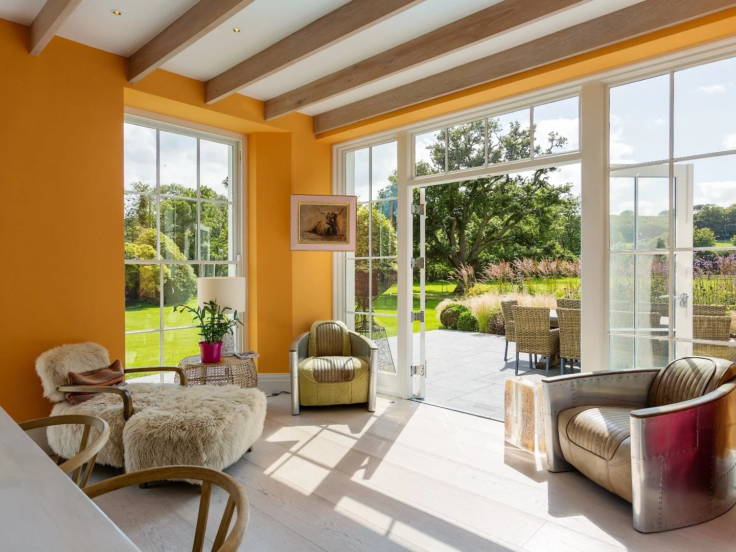 This extension was one element of a wider historic home renovation that #aba_ltd was a part of. The full height sash windows repeat the rhythm of the existing building. The chamfer to one side of the window reveal helps to bring warm morning sunlight