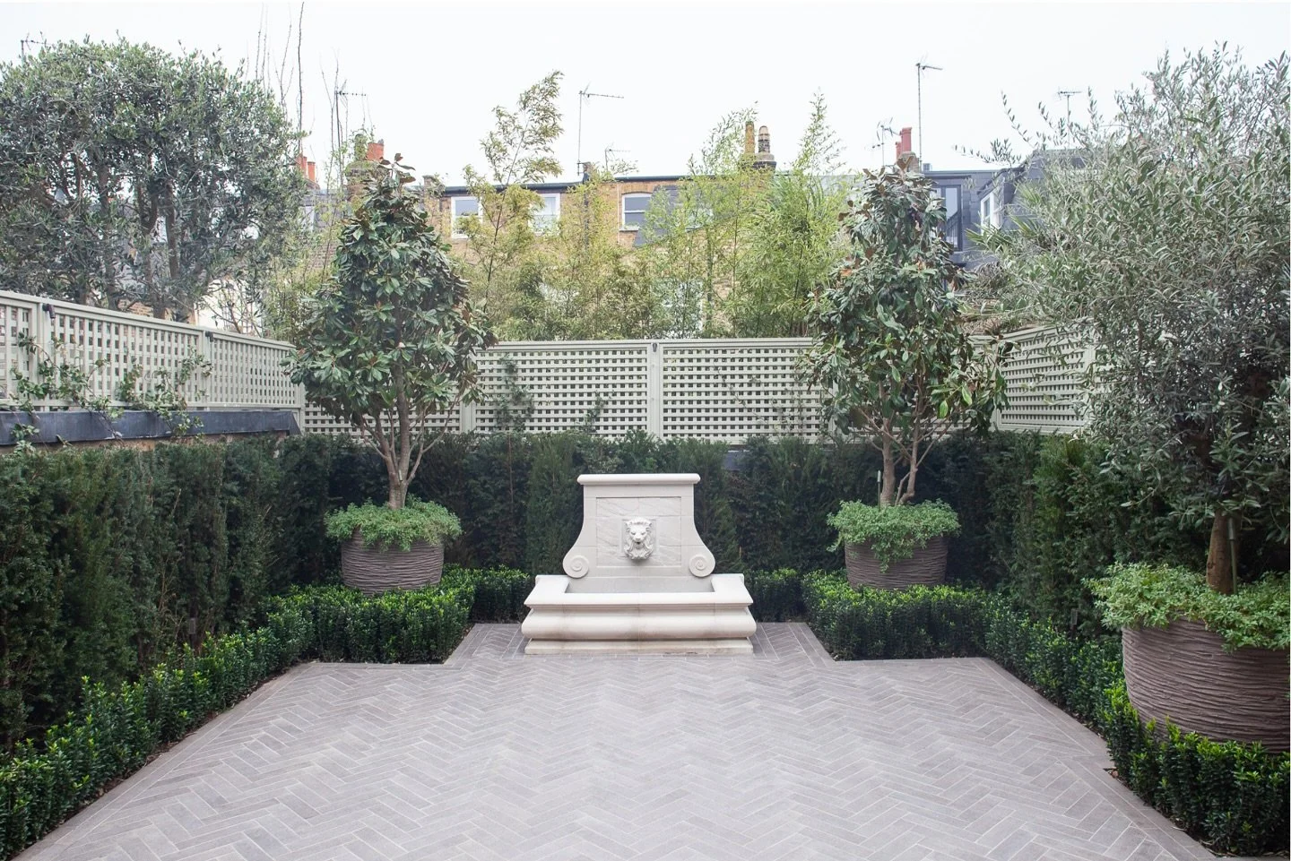 A very tidy and enduring London garden designed by @callybaxtergarden that #aba_ltd helped coordinate. All carried out neatly under Simon Bodmer at SB Construction.

The smart trellis is by the @gardentrellisco 
The cast stone fountain is by @haddons