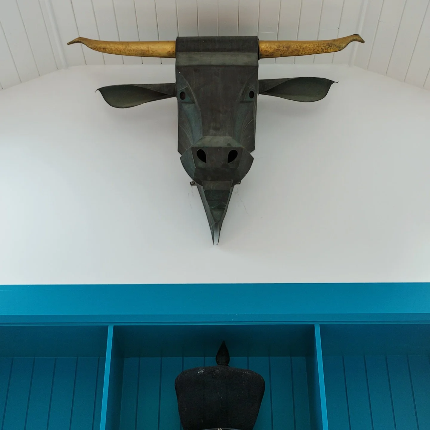 Bull!

A nice shot of part of the interior of an extended / renovated coastal cottage that #aba_ltd was involved in. This metal sculpture overlooks the vaulted roof of the new kitchen.

Photo by @karen_dempsey_photography 
Great wall colours by @fran