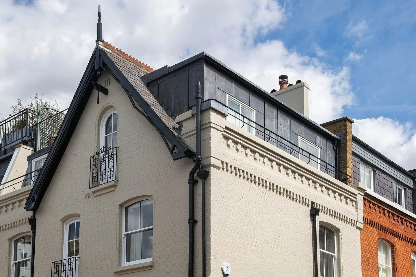 Smart looking dormer to increase useble space on the top floor of this London conservation area mews house. Part of a planning consent gained by #aba_ltd, and then built out tidily by the great @lethbridgelondonltd. Very nicely captured by the sharp-