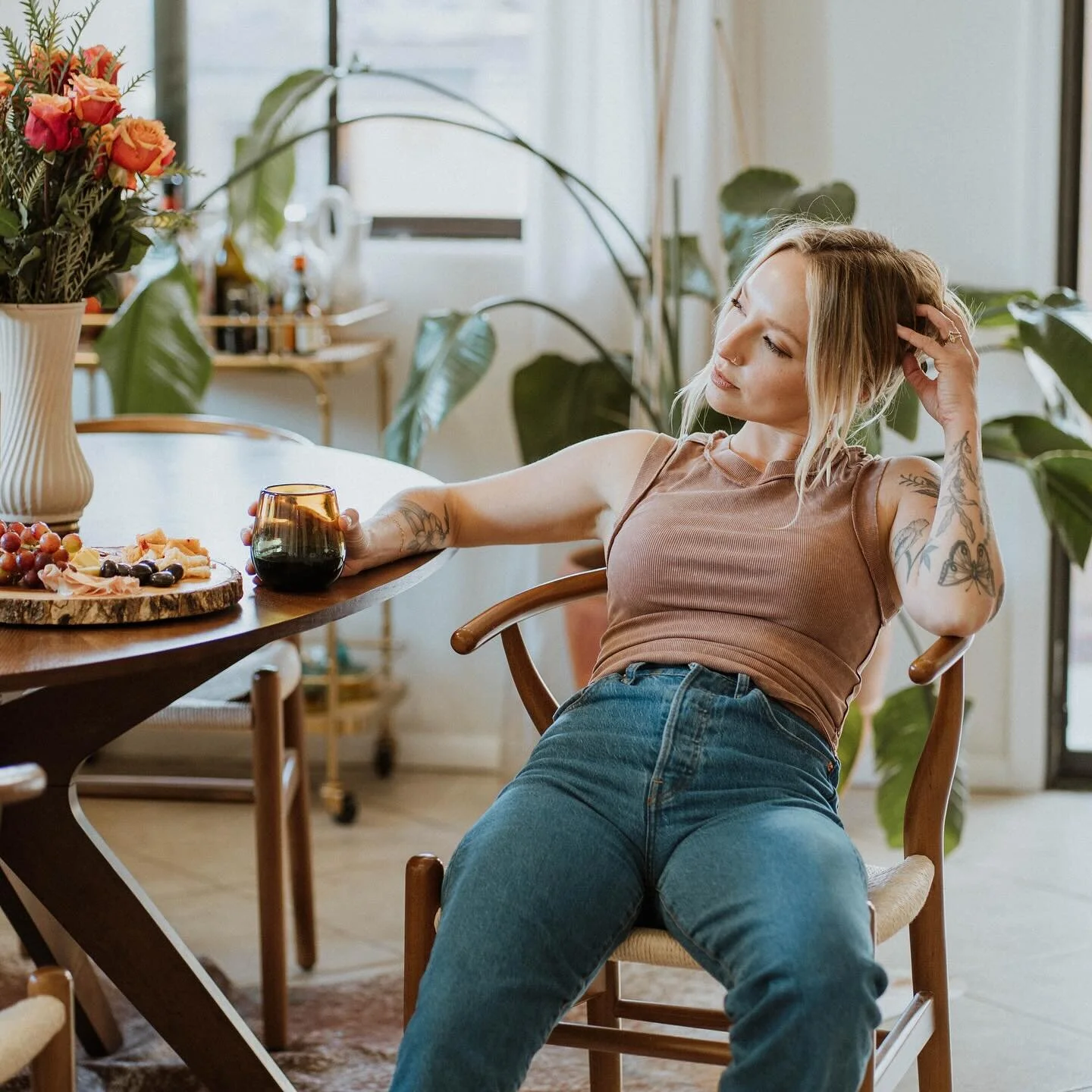 This might honestly be my favorite session with @coyotecollectiveboutique yet 🌱

And yall, these are the comfy clothes from her boutique and her beautiful home. Can we just talk about the perfection that is happening here? Pinch me. I must be dreami