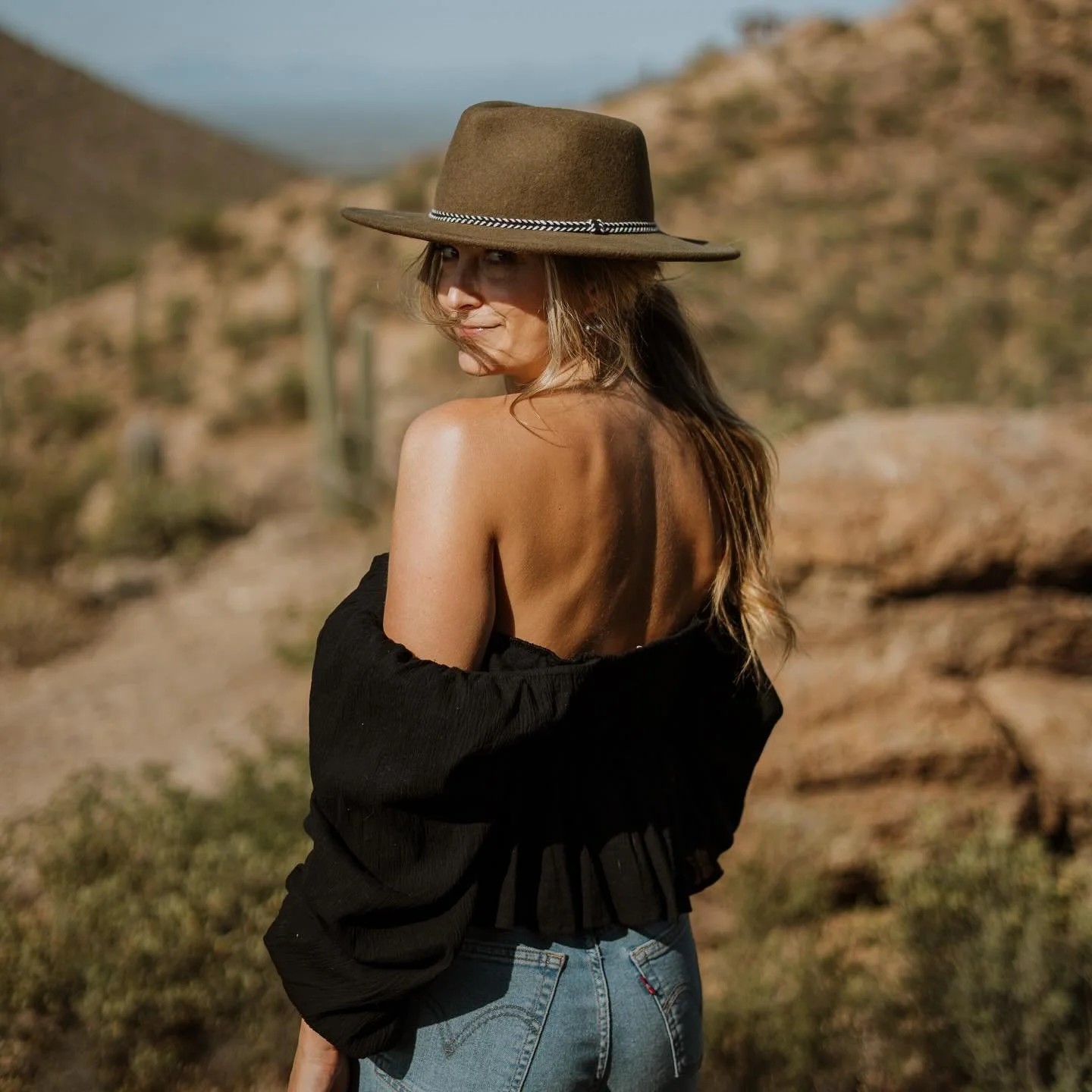 Hopped in front of the camera to help a sister out 🌵 

👚: @coyotecollectiveboutique 
📷: @kylesherryphoto 
☺️: @courtneywentrogue
