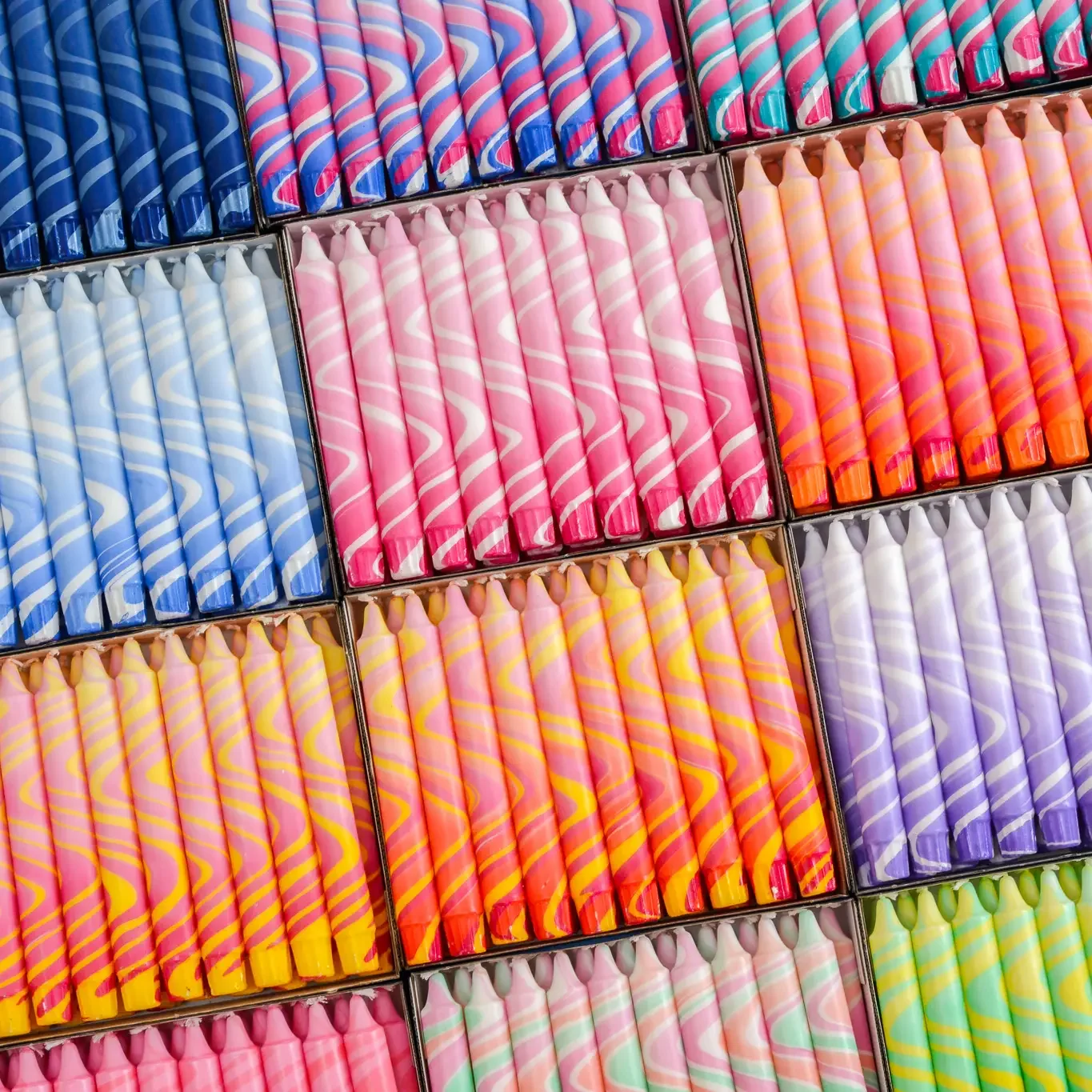 Nordtrice mehrfarbige Sommerfarben-Tischkerze – handgegossen in Kopenhagen | Cleo & Caesar