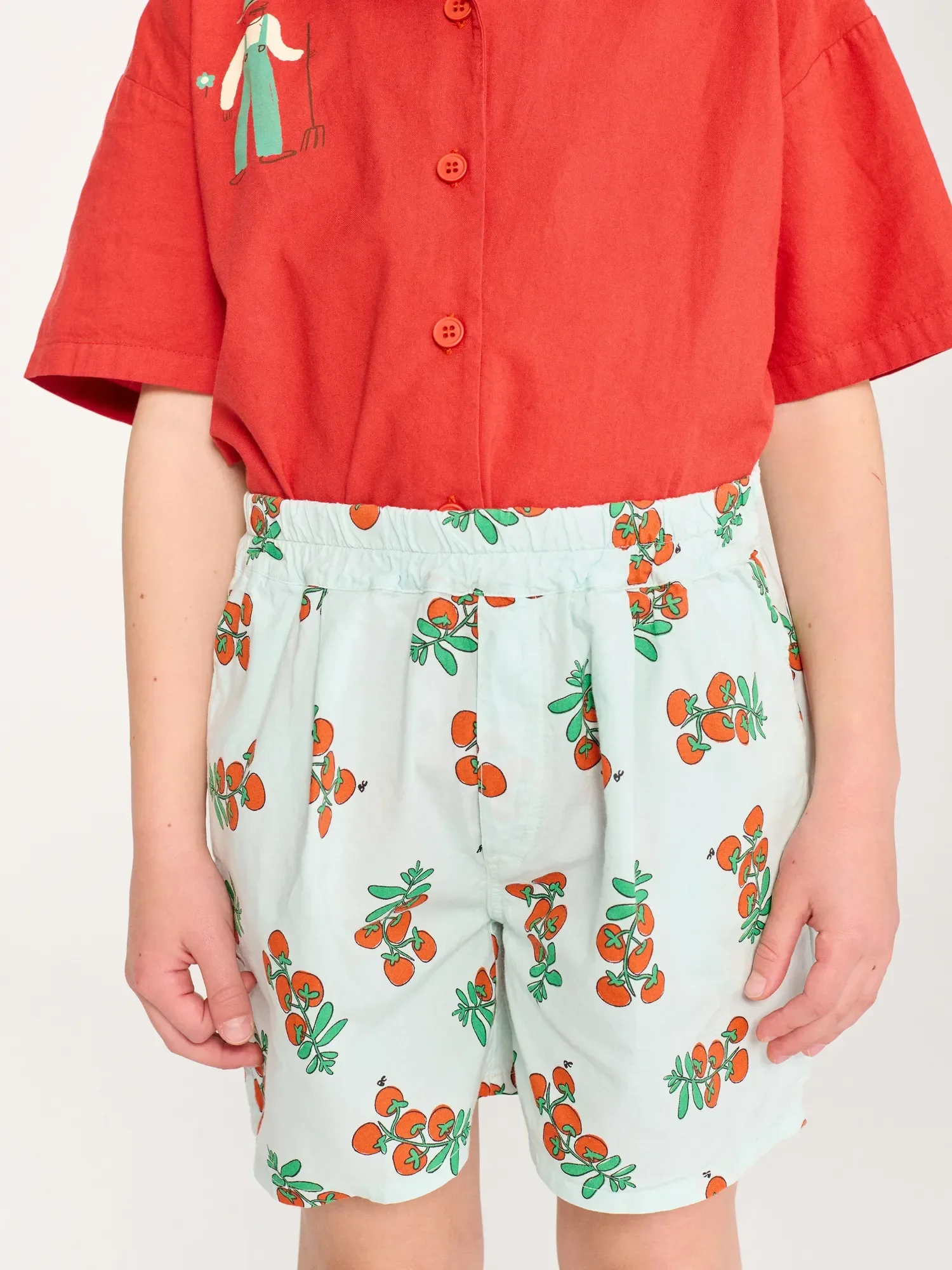 Bobo Choses Shorts Juicy Tomatoes – hellblaue Kindershorts mit Tomaten-Allover-Print, Bio-Baumwolle, hergestellt in Spanien, bei Cleo&Caesar Kids Concept Store