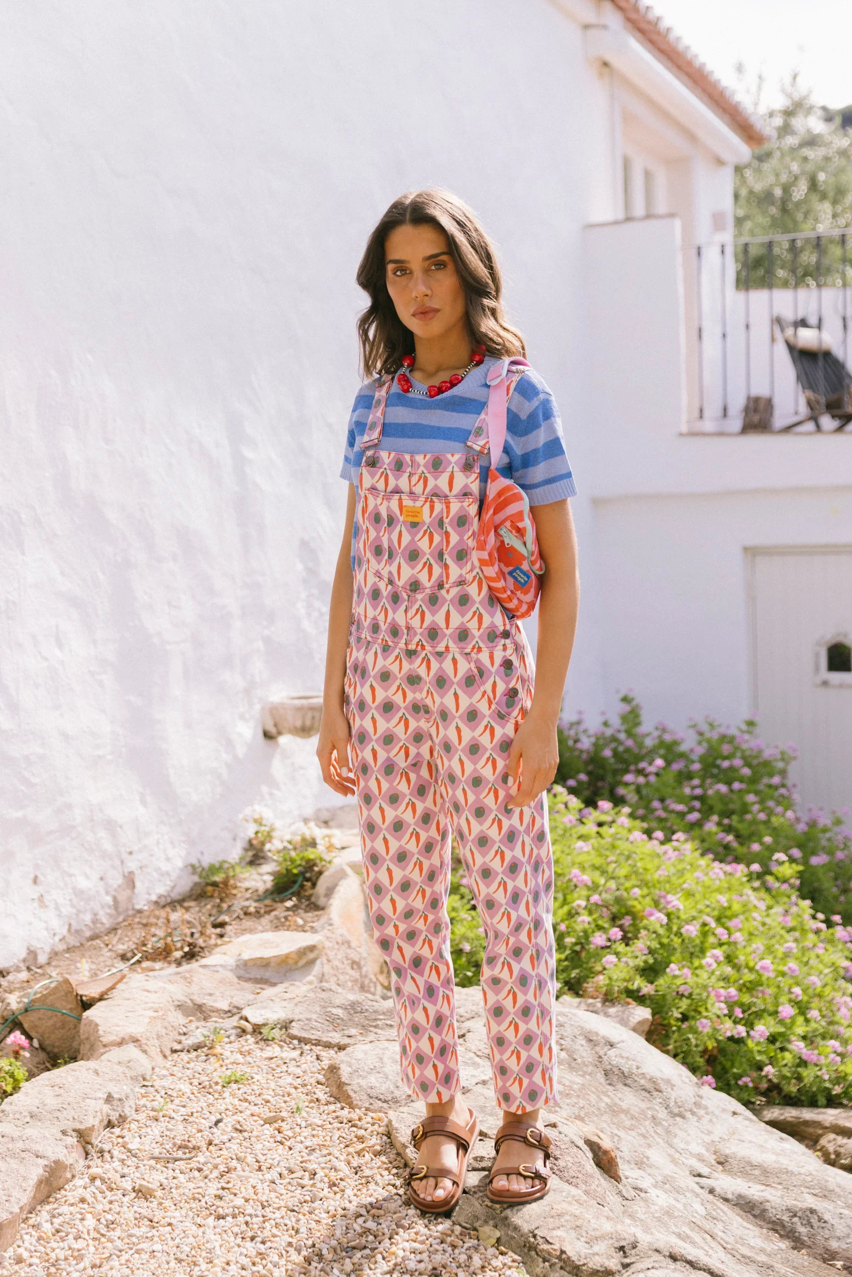 Damen Latzhose mit weiß-lila Karomuster und Oliven-Chili-Print aus Baumwolle von Favorite People. im Concept Store Cleo&Caesar Berlin