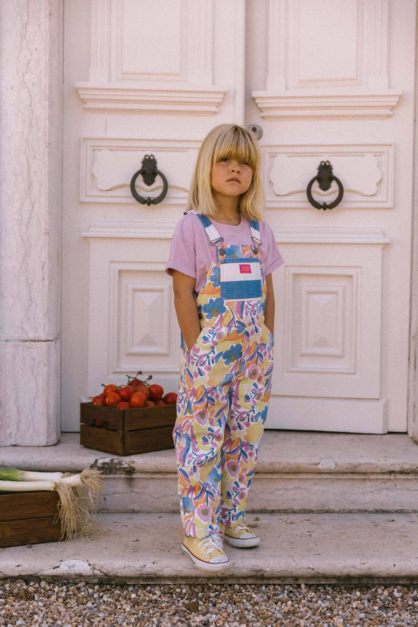 Favorite People Latzhose bunt – handgefertigt in Portugal, erhältlich bei Cleo&Caesar Kids Concept Store