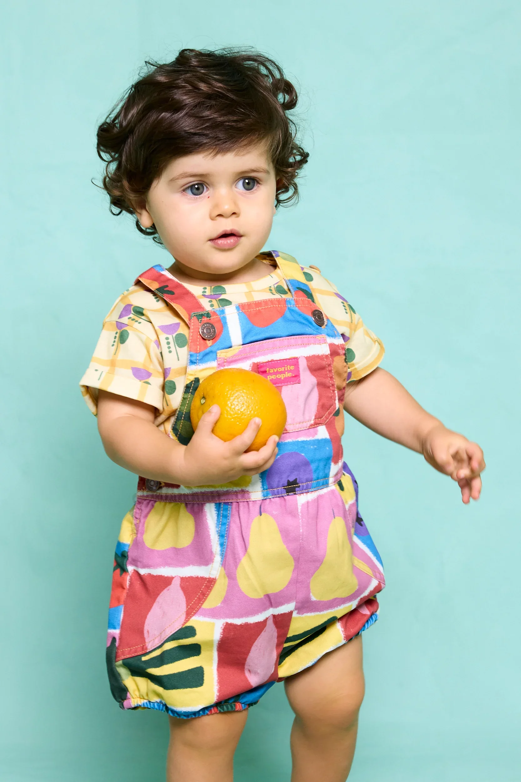 Bunter Baby Romper mit Obst- und Gemüseprint, verstellbaren Trägern und Druckknöpfen – aus Baumwolle. Favorite People Made in Portugal bei Cleo&Caesar Kindergeschäft Berlin