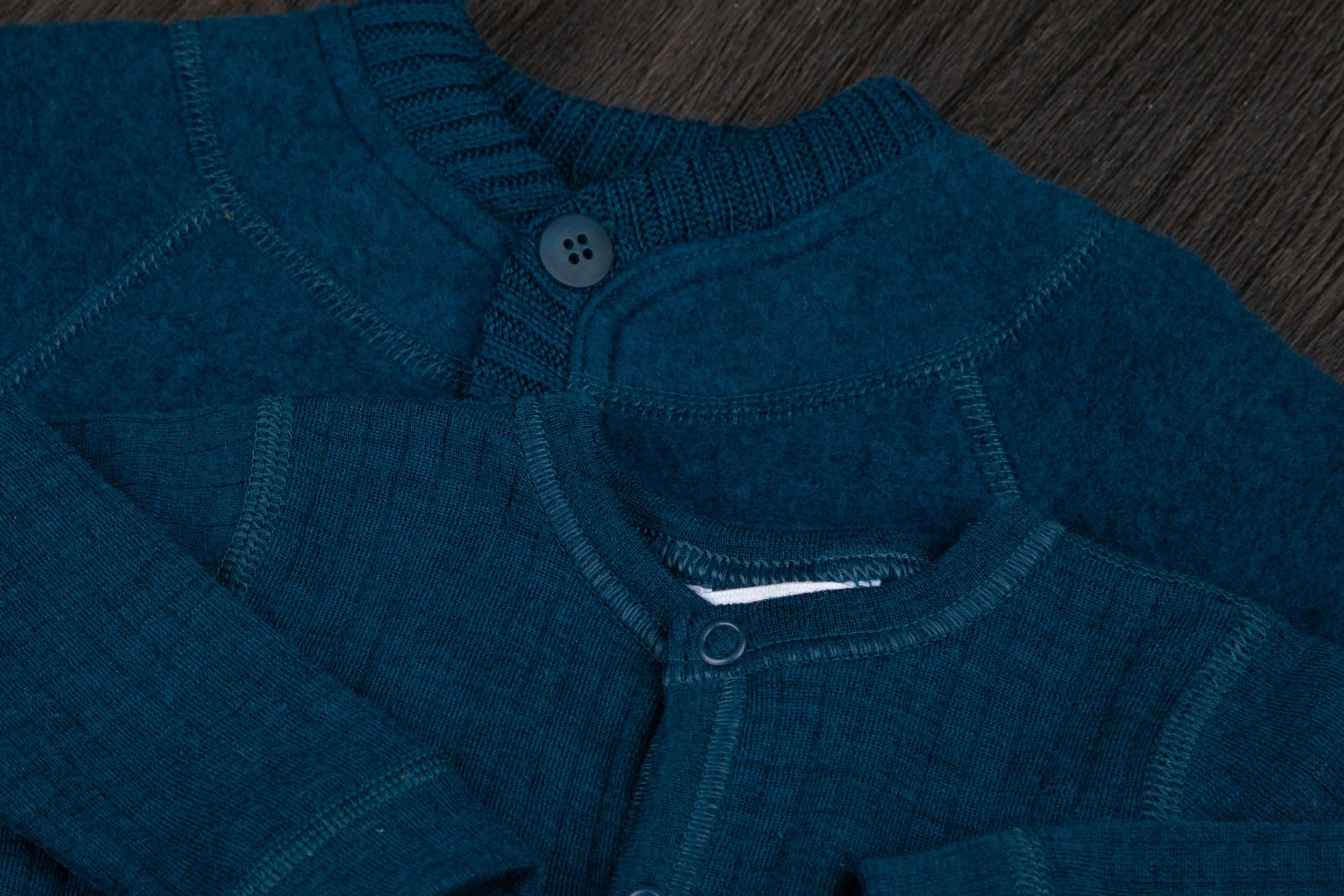 Joha Wollfleece Cardigan Petrol – kuschelige Kinderjacke aus 100 % Merinowolle, warm & atmungsaktiv bei Cleo&Caesar