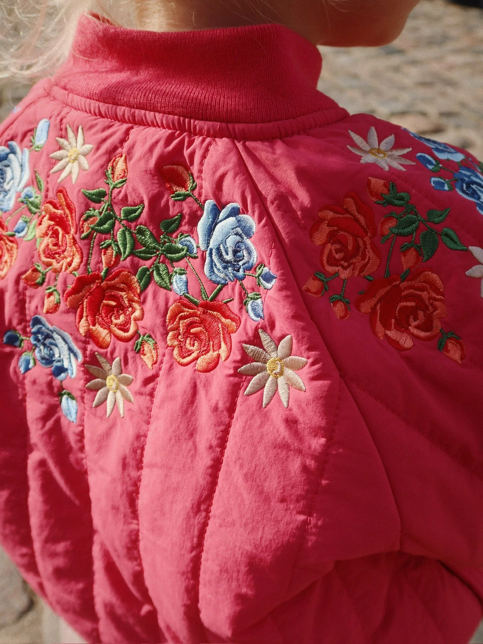 Juno Bomber Jacke Raspberry Wine für Kinder von Konges Sløjd – kuschelige, nachhaltige Kinderkleidung in Beige mit Herzprint, erhältlich bei Cleo&Caesar Kids Concept Store Berlin.