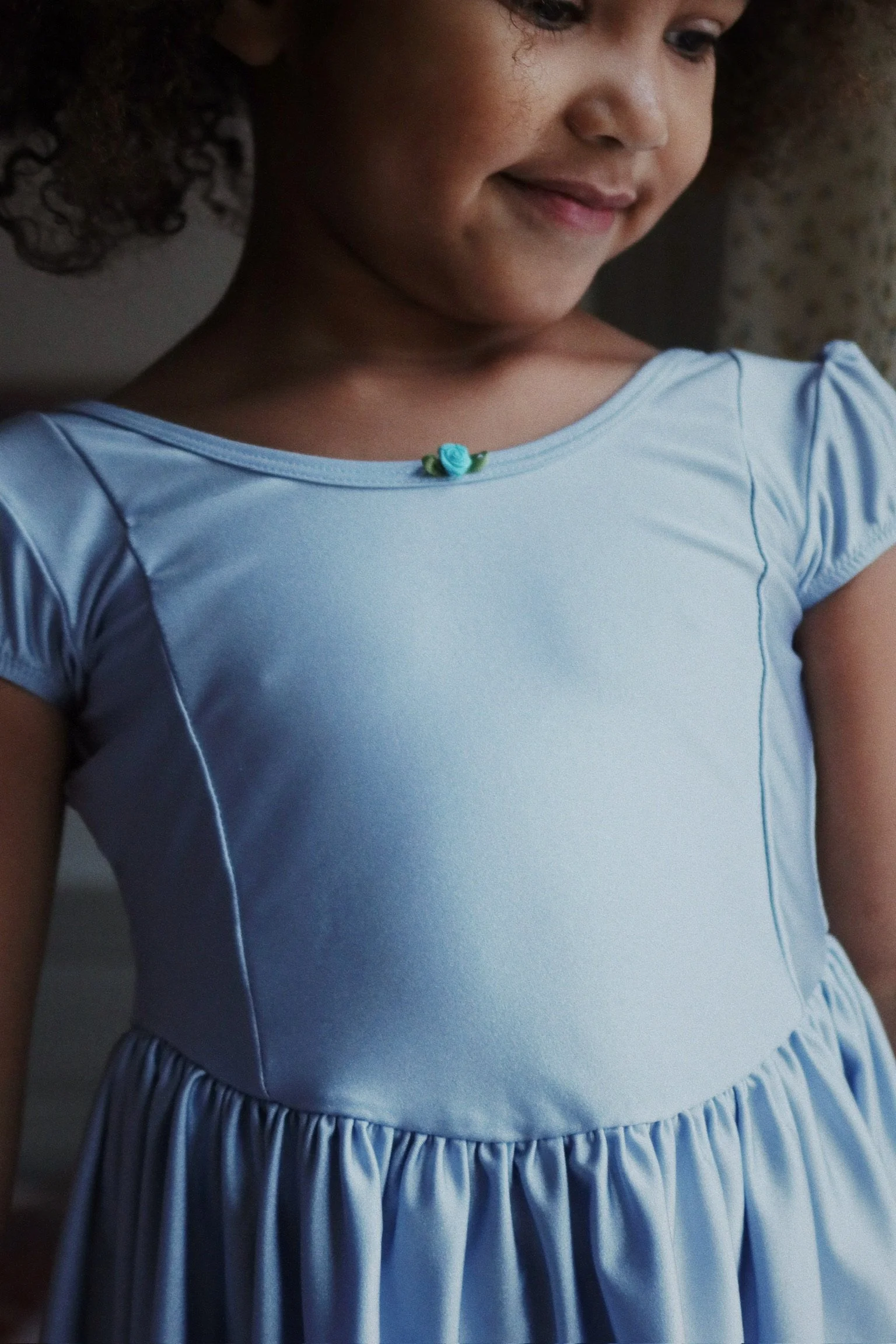 Mousse Puff Dress Kleid Zen Blue für Kinder von Konges Sløjd – kuschelige, nachhaltige Kinderkleidung in Beige mit Herzprint, erhältlich bei Cleo&Caesar Kids Concept Store Berlin.