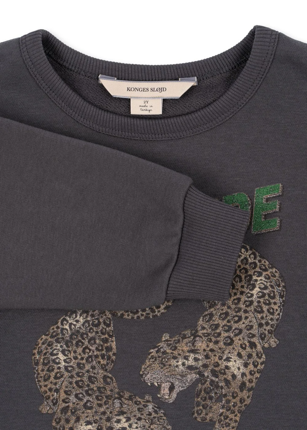 Lou Sweat Shirt Pullover Magnet für Kinder von Konges Sløjd – kuschelige, nachhaltige Kinderkleidung in Beige mit Herzprint, erhältlich bei Cleo&Caesar Kids Concept Store Berlin.