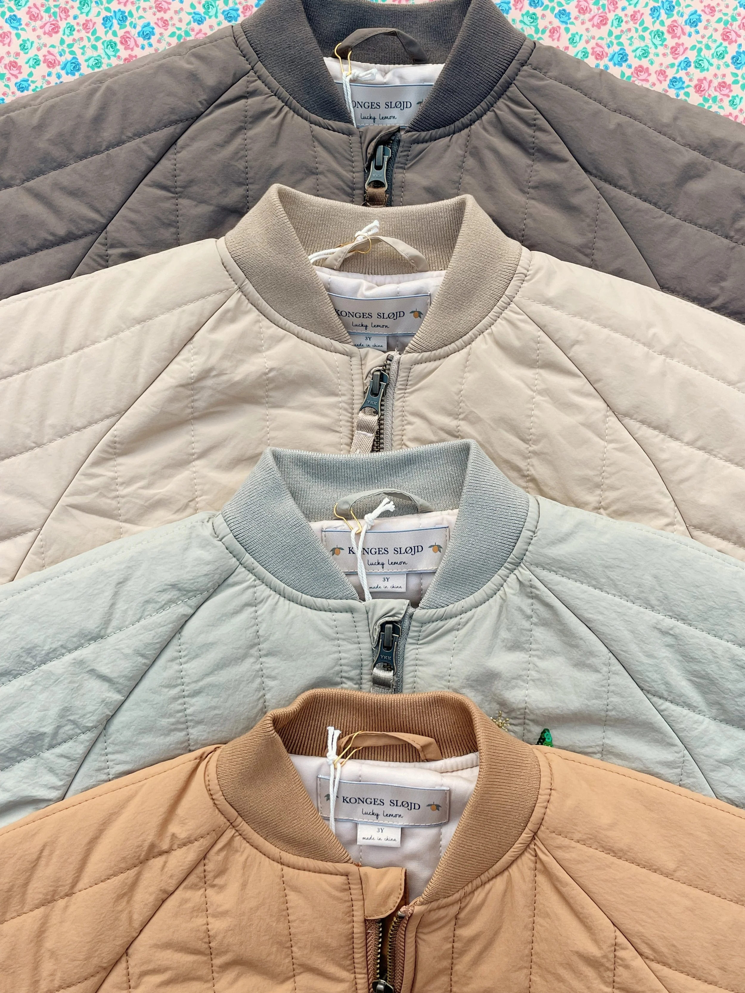 Juno Bomber Jacke Travertine für Kinder von Konges Sløjd – kuschelige, nachhaltige Kinderkleidung in Beige mit Herzprint, erhältlich bei Cleo&Caesar Kids Concept Store Berlin.
