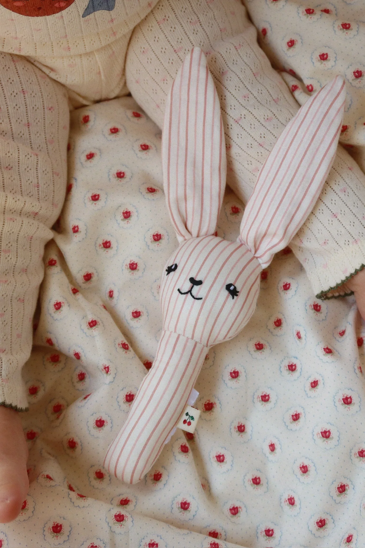 Weiche Häschen-Handrassel aus Baumwolle mit Glöckchen – kuscheliges Babyspielzeug ab Geburt. Im Kids Concept Store Cleo&Caesar