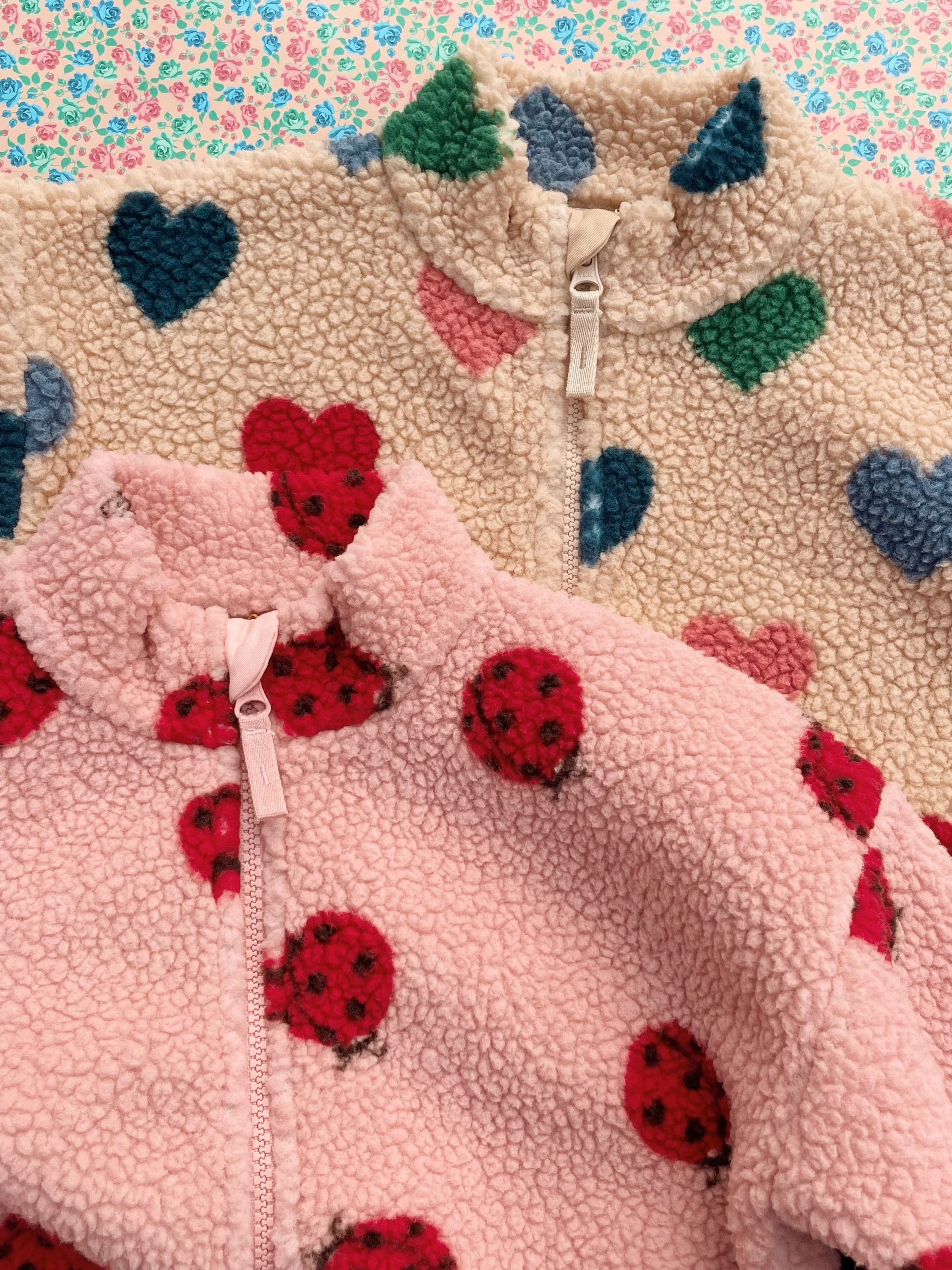 Jody Teddy Jacke Ladybug Pink für Kinder von Konges Sløjd - nachhaltig - sustainable Kinderkleidung - Cleo&Caesar - Kids Concept Store Berlin - Online Shop Deutschland