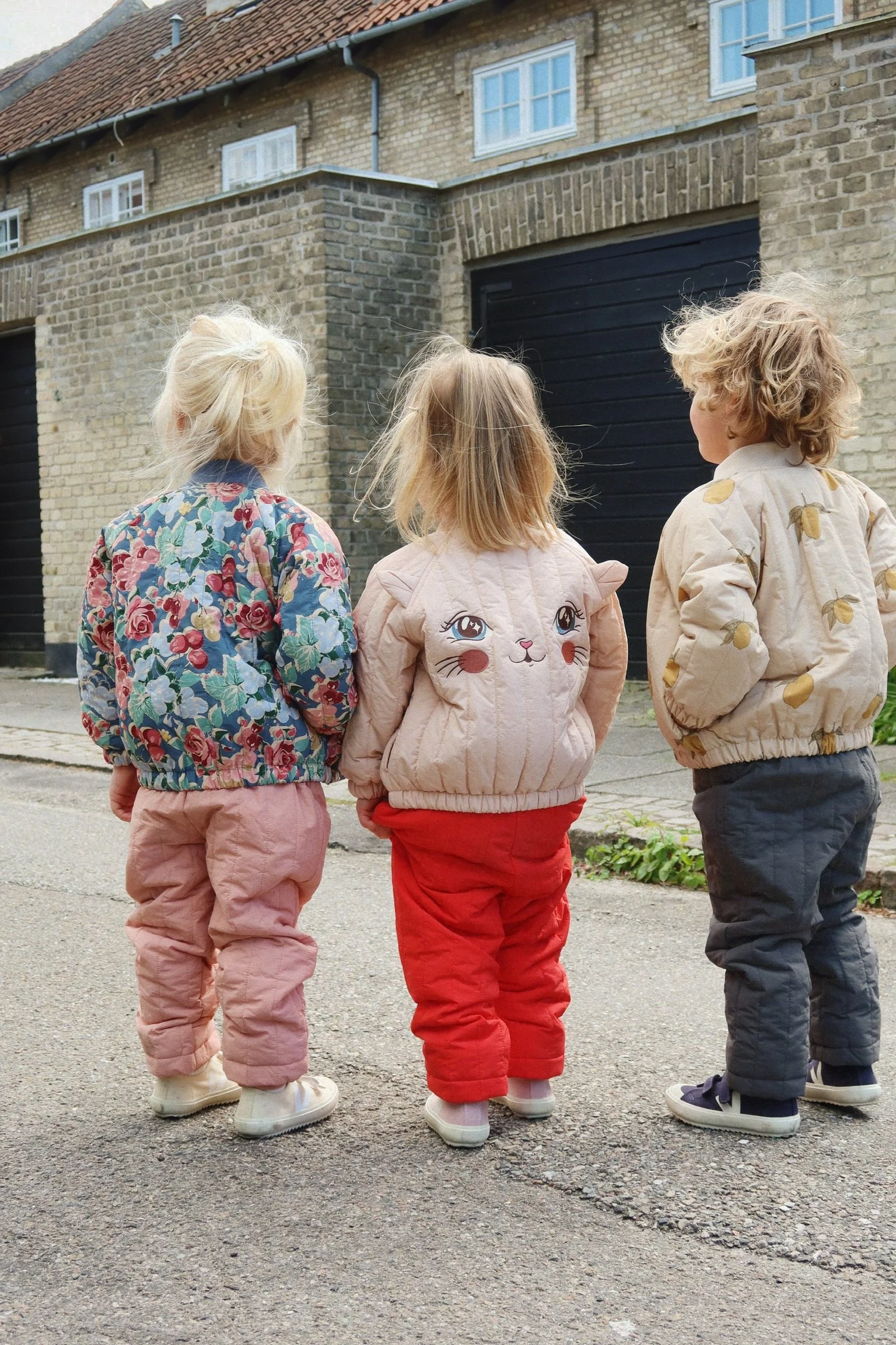 Juno Bomber Jacke Mon Grand Citron für Kinder von Konges Sløjd – kuschelige, nachhaltige Kinderkleidung in Beige mit Herzprint, erhältlich bei Cleo&Caesar Kids Concept Store Berlin.