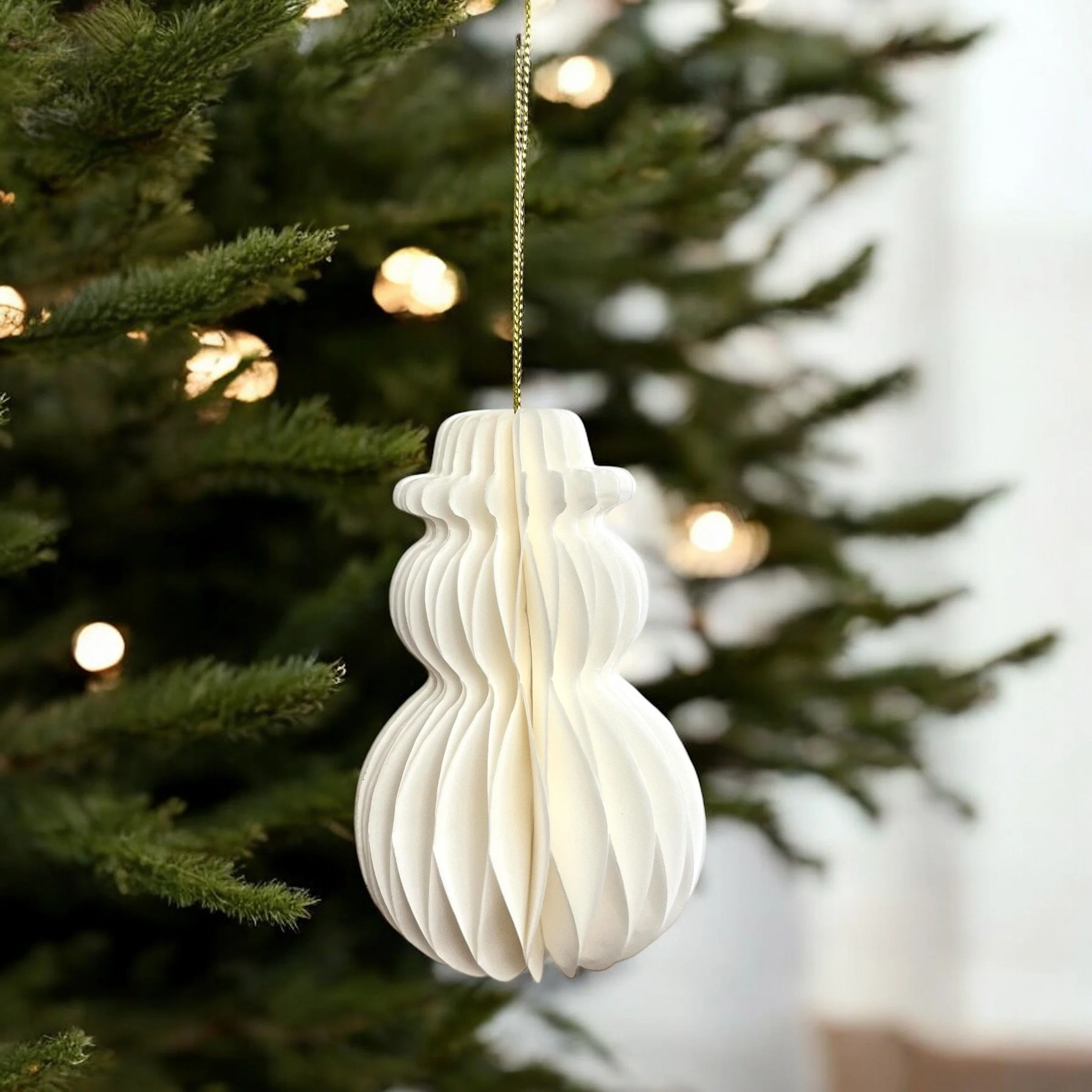 Baumschmuck / Waben-Aufhänger mit Magnet und goldenem Band zum Aufhängen. Baumschmuck im Concept Store bei Cleo&Caesar.