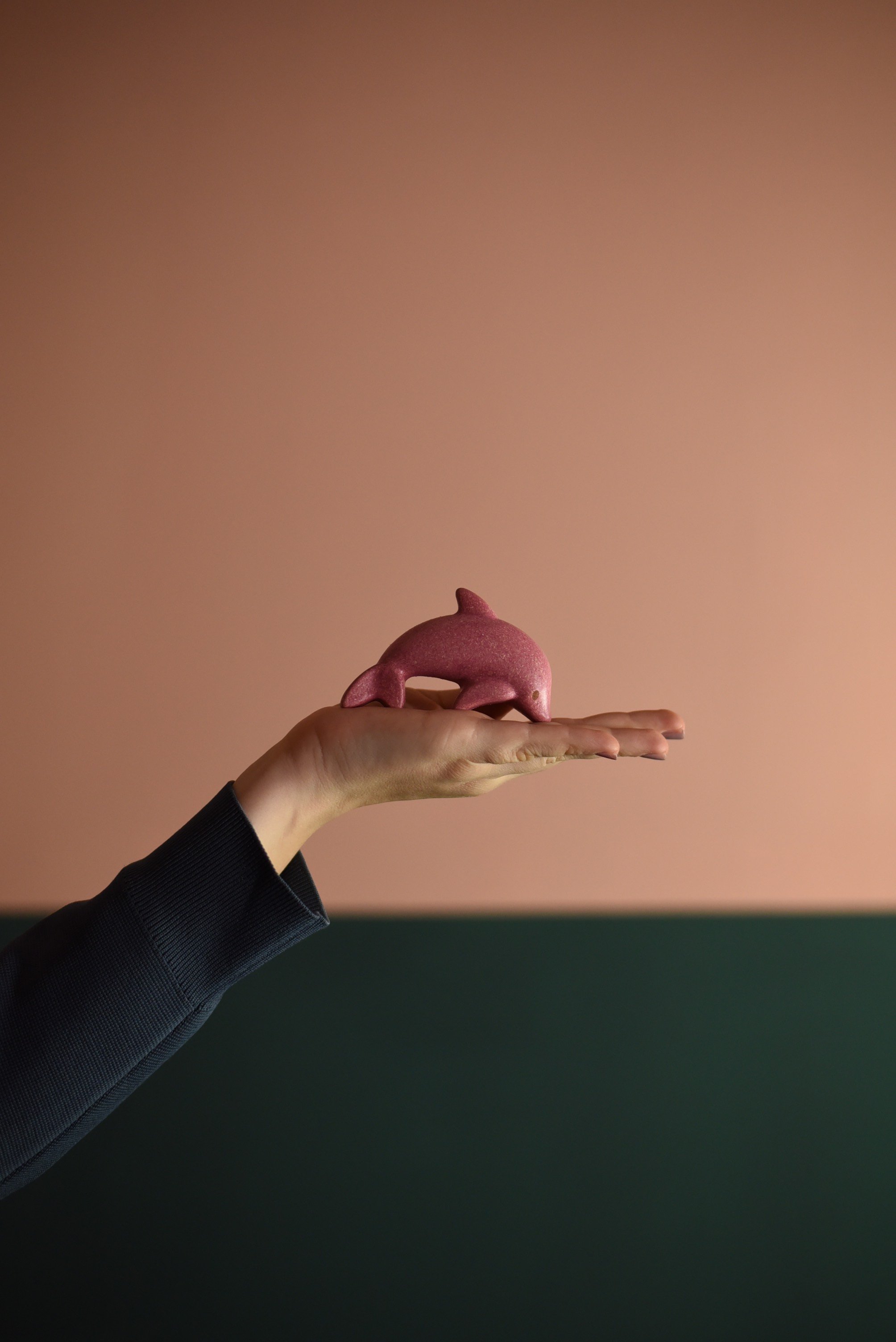 Delfin Spielfigur von Plantoys aus Holz Spielzeug bei Cleo&Caesar, Kindermode&Kinderausstattung, Laden mit nachhaltigen & diversen Artikeln Online Shop & in Berlin, Konges Slojd, Joha, Bobo Choses