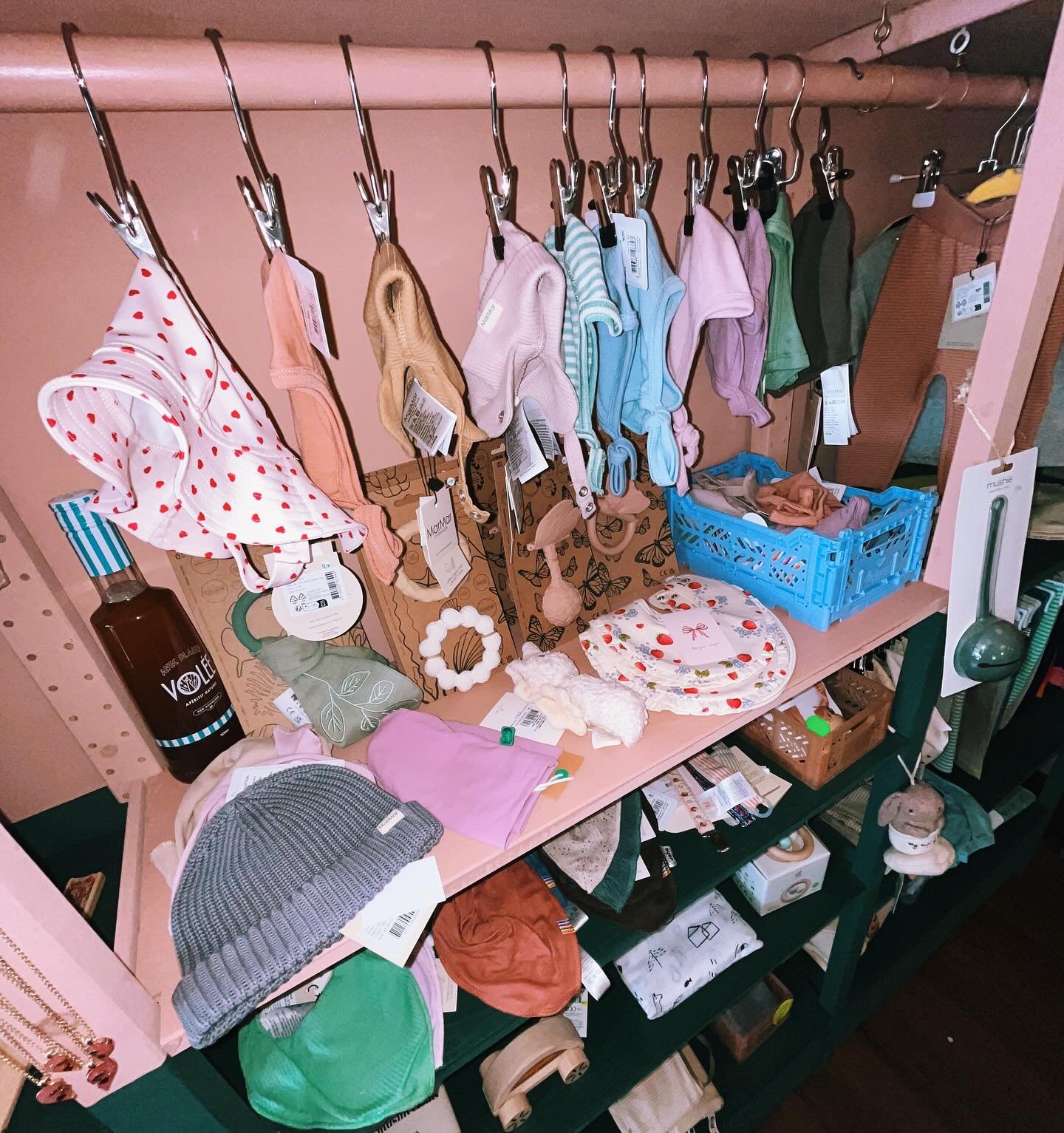 Unsere Neugeborenen Ecke mit vielen Geschenkideen zur Geburt und n&uuml;tzlichen Begleitern in der Anfangszeit mit deinem kleinen Lieblingsmensch 🌸

#cleoandcaesar #erstausstattung #kidsconceptstore #berlinstore