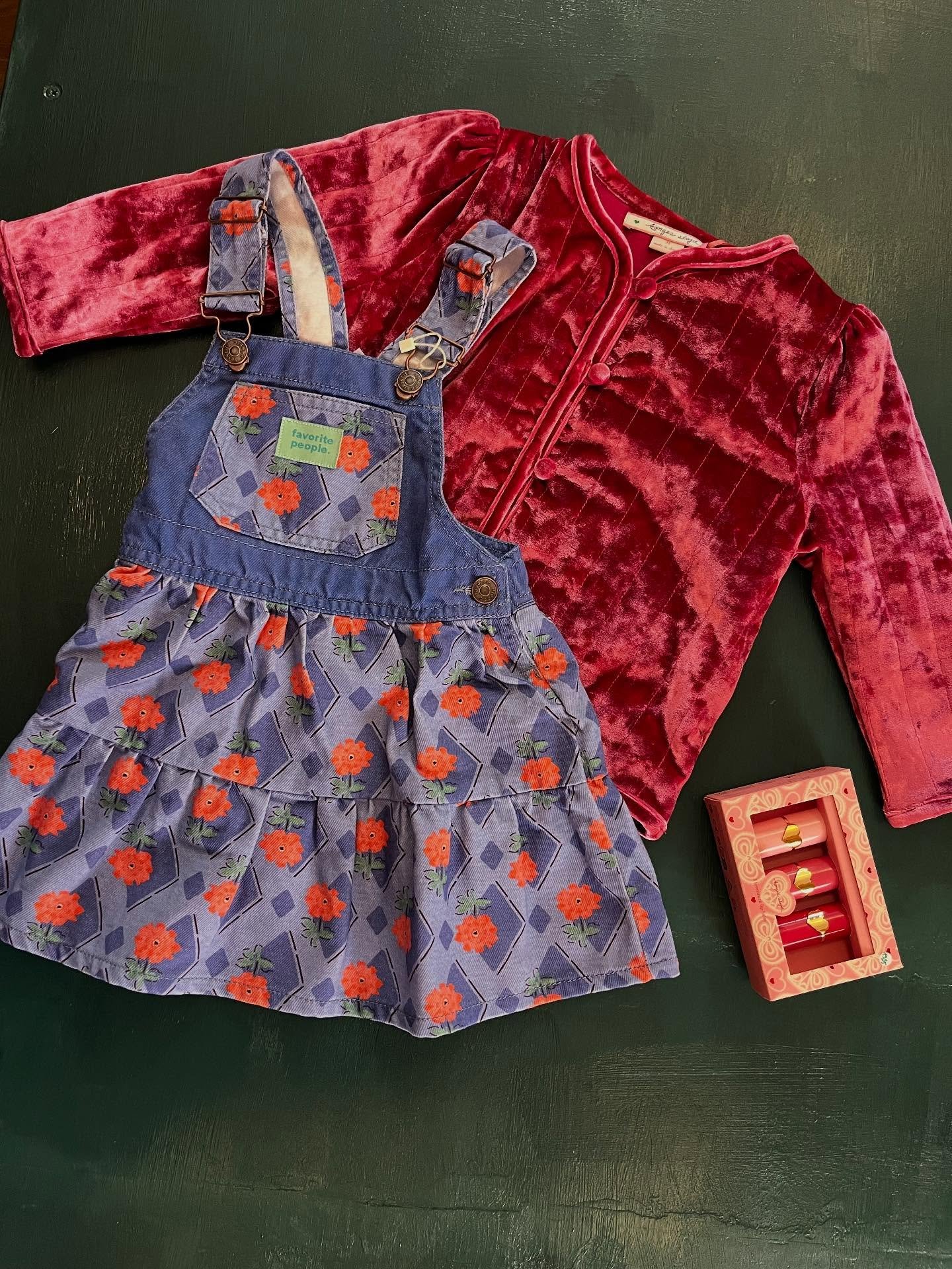 November Looks und Close Ups.

Es geht ums Layering und dabei Farbe in die sonst so &ouml;de Herbstgarderobe zu bekommen.

#cleoandcaesar #kidsconceptstore #kidsfashion #berlin #ootd