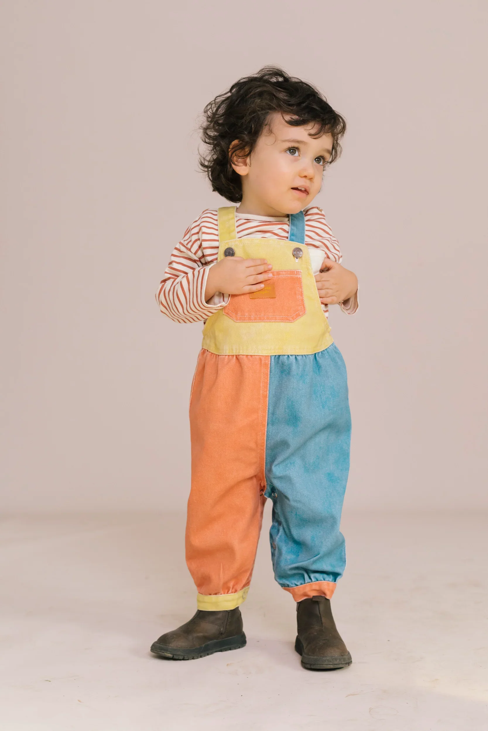 Favorite People Baby Latzhose bunt aus Baumwolle – handgefertigt in Portugal bei Cleo&Caesar