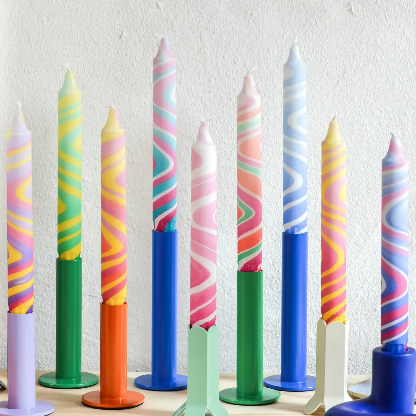 Nordtrice mehrfarbige Sommerfarben-Tischkerze – handgegossen in Kopenhagen | Cleo & Caesar