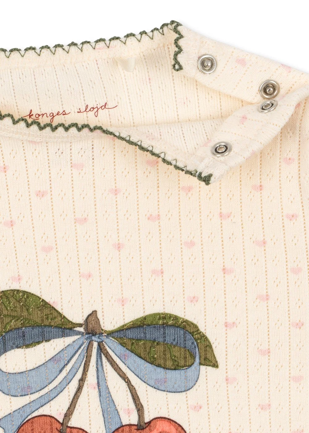 Bio-Baumwollbody mit Pointelle-Struktur und Kirschprint, Druckknöpfe vorne und im Schritt – weich und bequem für Babys im Concept Store Cleo&Caesar