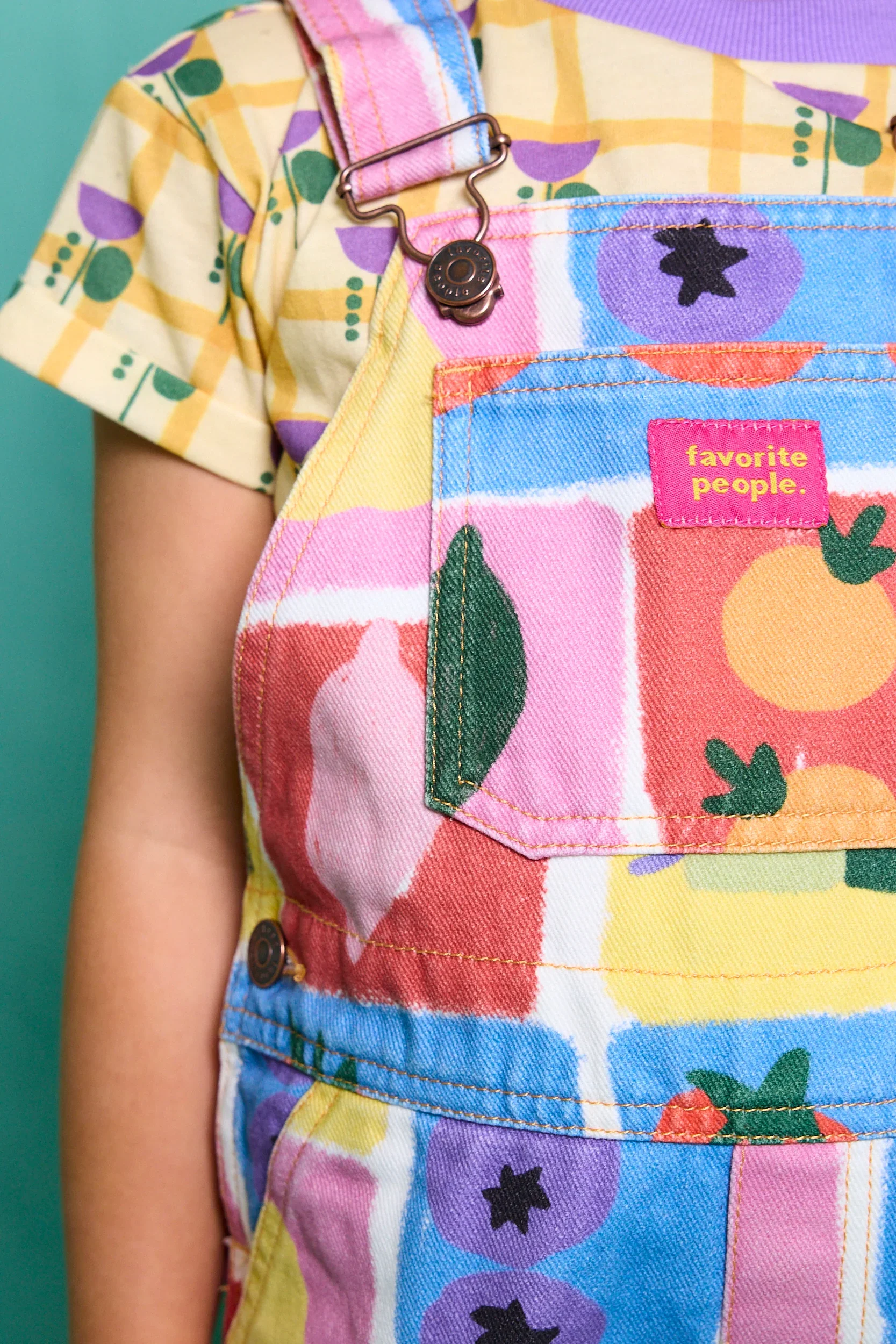 Favorite People Latzhose bunt – handgefertigt in Portugal, erhältlich bei Cleo&Caesar Kids Concept Store