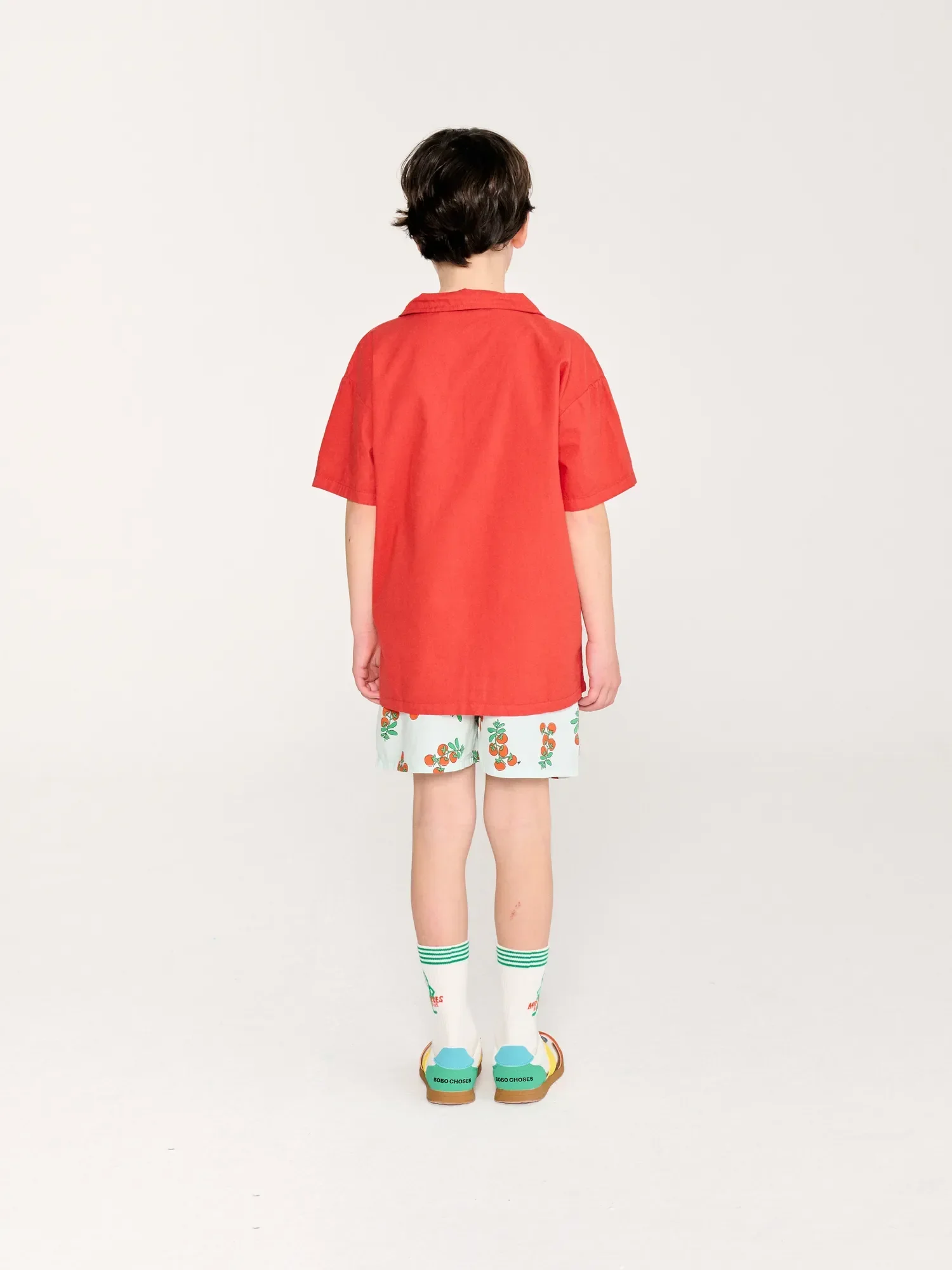 Bobo Choses Shorts Juicy Tomatoes – hellblaue Kindershorts mit Tomaten-Allover-Print, Bio-Baumwolle, hergestellt in Spanien, bei Cleo&Caesar Kids Concept Store