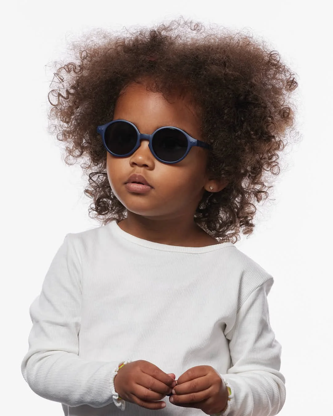 Izipizi Baby-Sonnenbrille #d Denim Blue Polarized – Pantos-Fassung in Denimblau matt, 0-3 Jahre, BPA-frei mit Silikonband, bei Cleo&Caesar Kids Concept Store