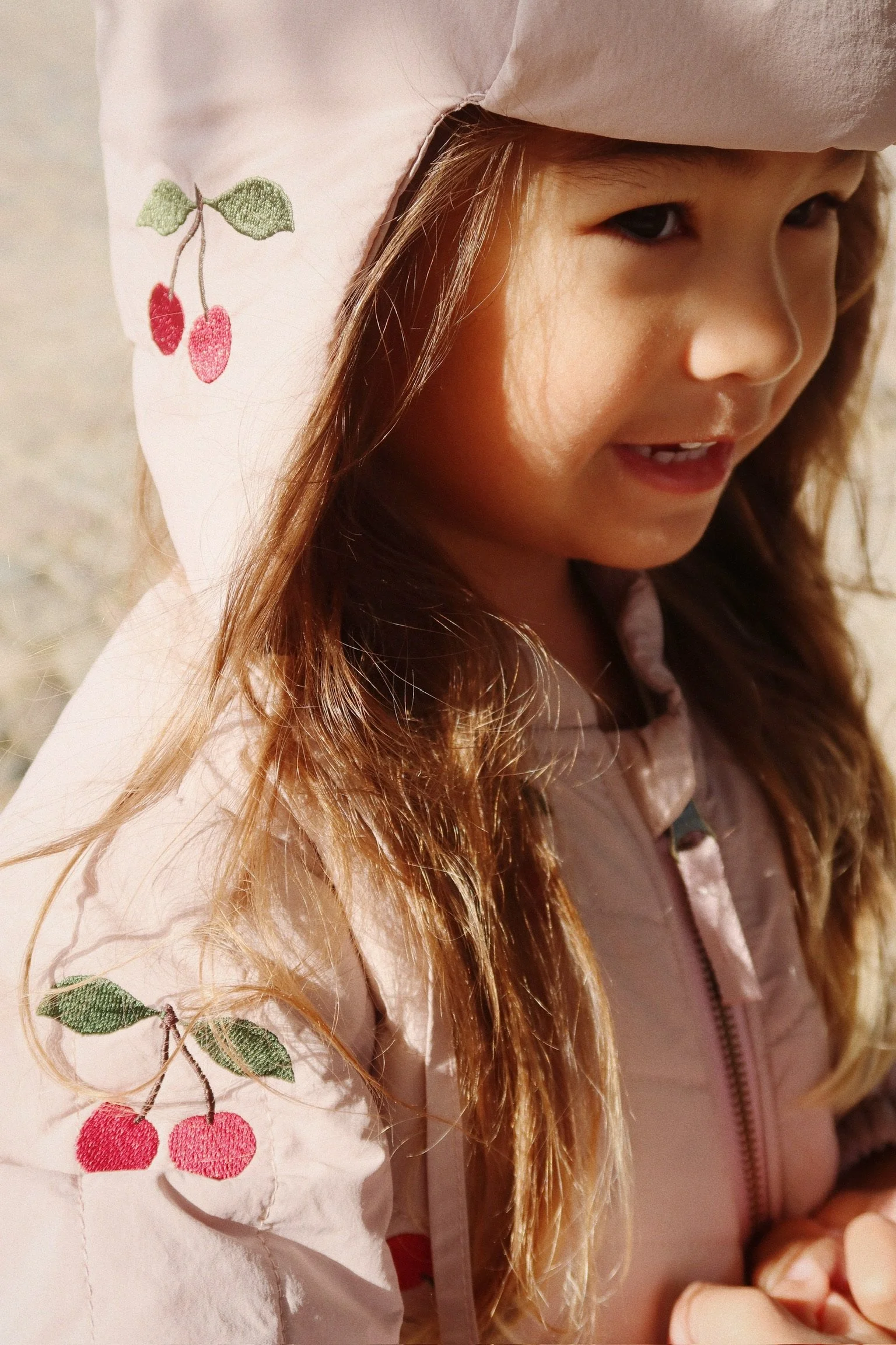 Juno Hat Twilight Mauve für Kinder von Konges Sløjd – kuschelige, nachhaltige Kinderkleidung in Beige mit Herzprint, erhältlich bei Cleo&Caesar Kids Concept Store Berlin.