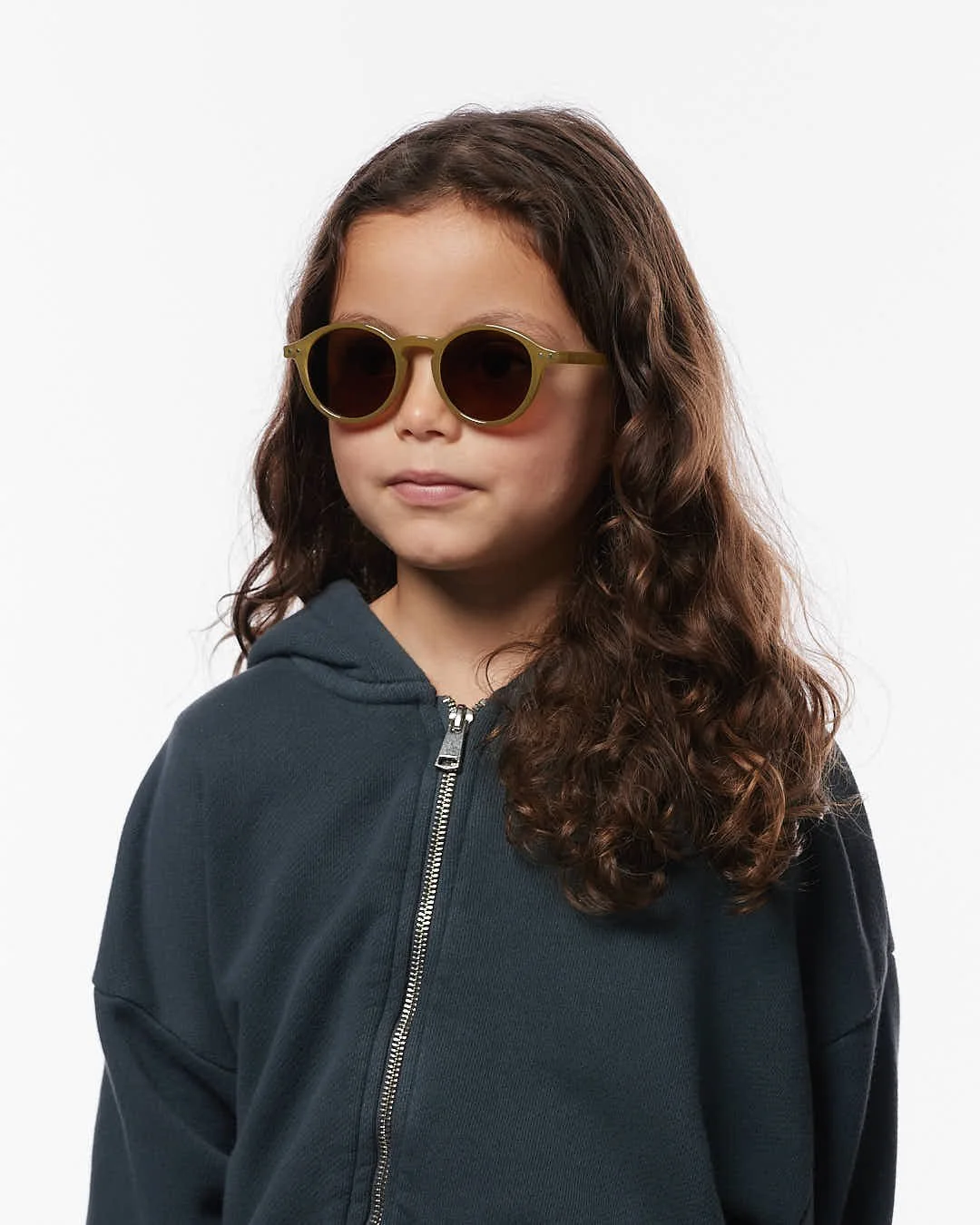 Izipizi Kinder-Sonnenbrille #d Olive Polarized – Pantos-Fassung in Olive, 3-7 Jahre Jahre, bei Cleo&Caesar Kids Concept Store