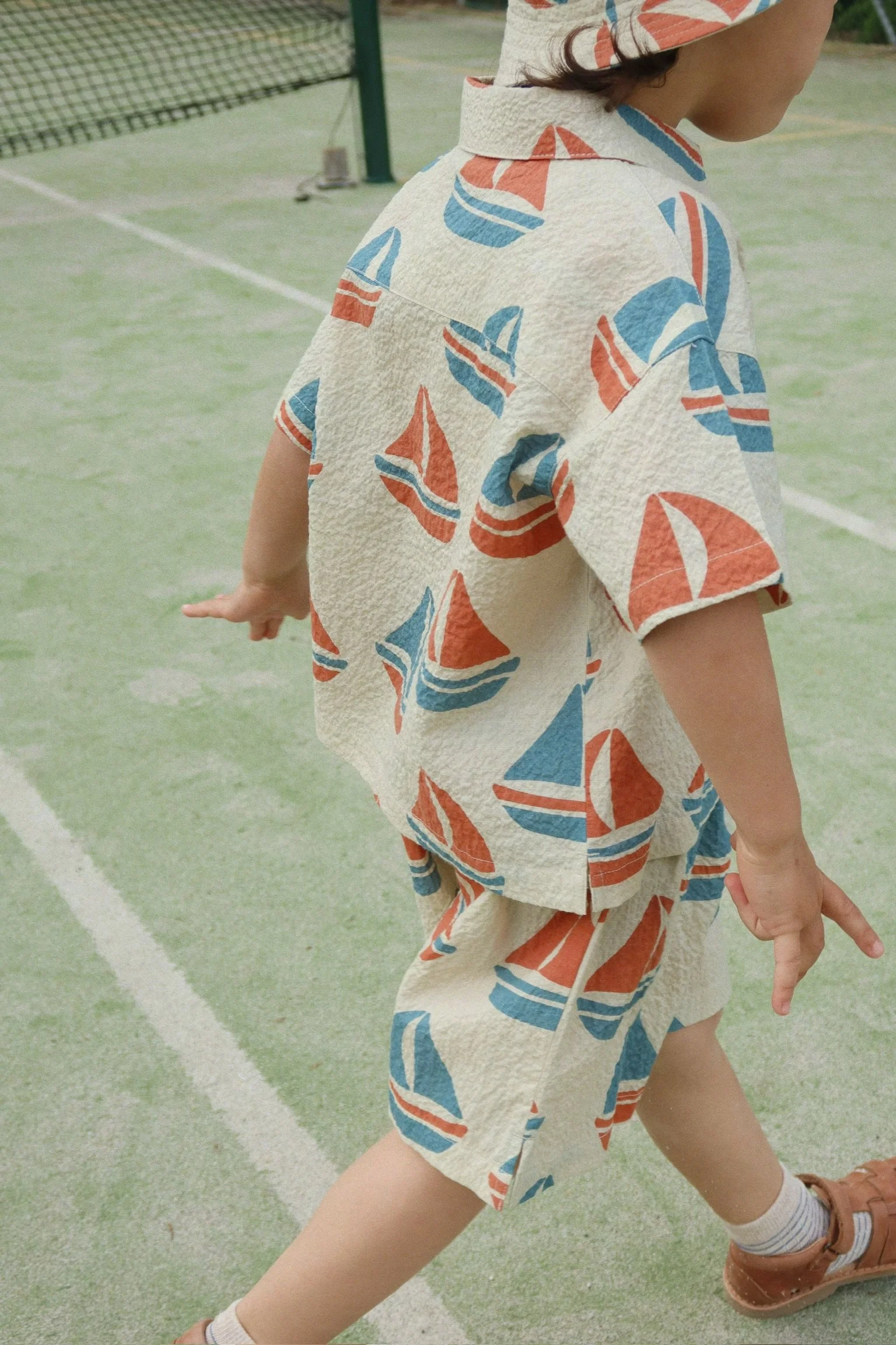 Konges Sløjd Shorts Eliot Ahoy – Kindershorts mit Segelboot-Print in Rot und Blau, Bio-Baumwolle Seersucker, bei Cleo&Caesar Kids Concept Store