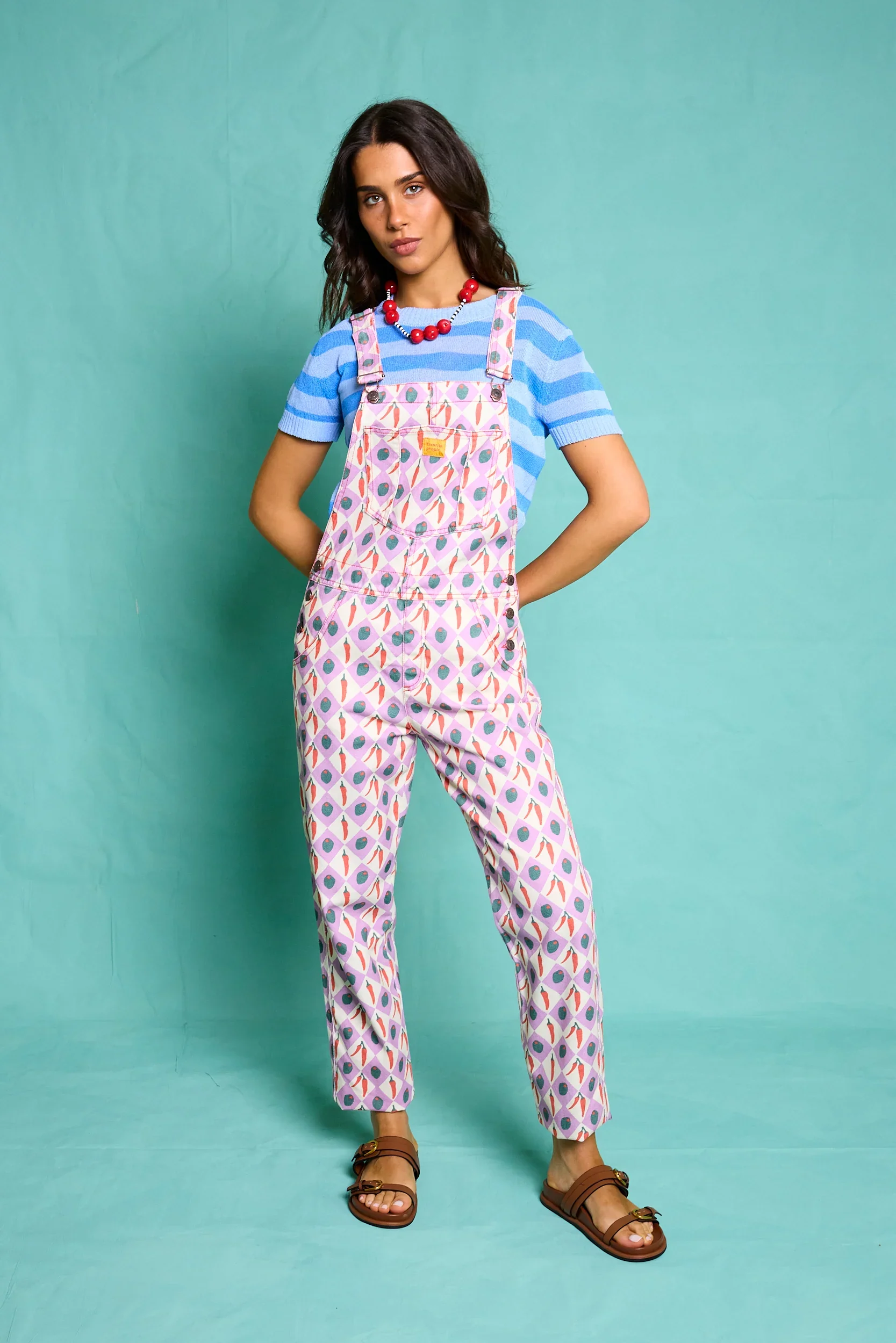 Damen Latzhose mit weiß-lila Karomuster und Oliven-Chili-Print aus Baumwolle von Favorite People. im Concept Store Cleo&Caesar Berlin