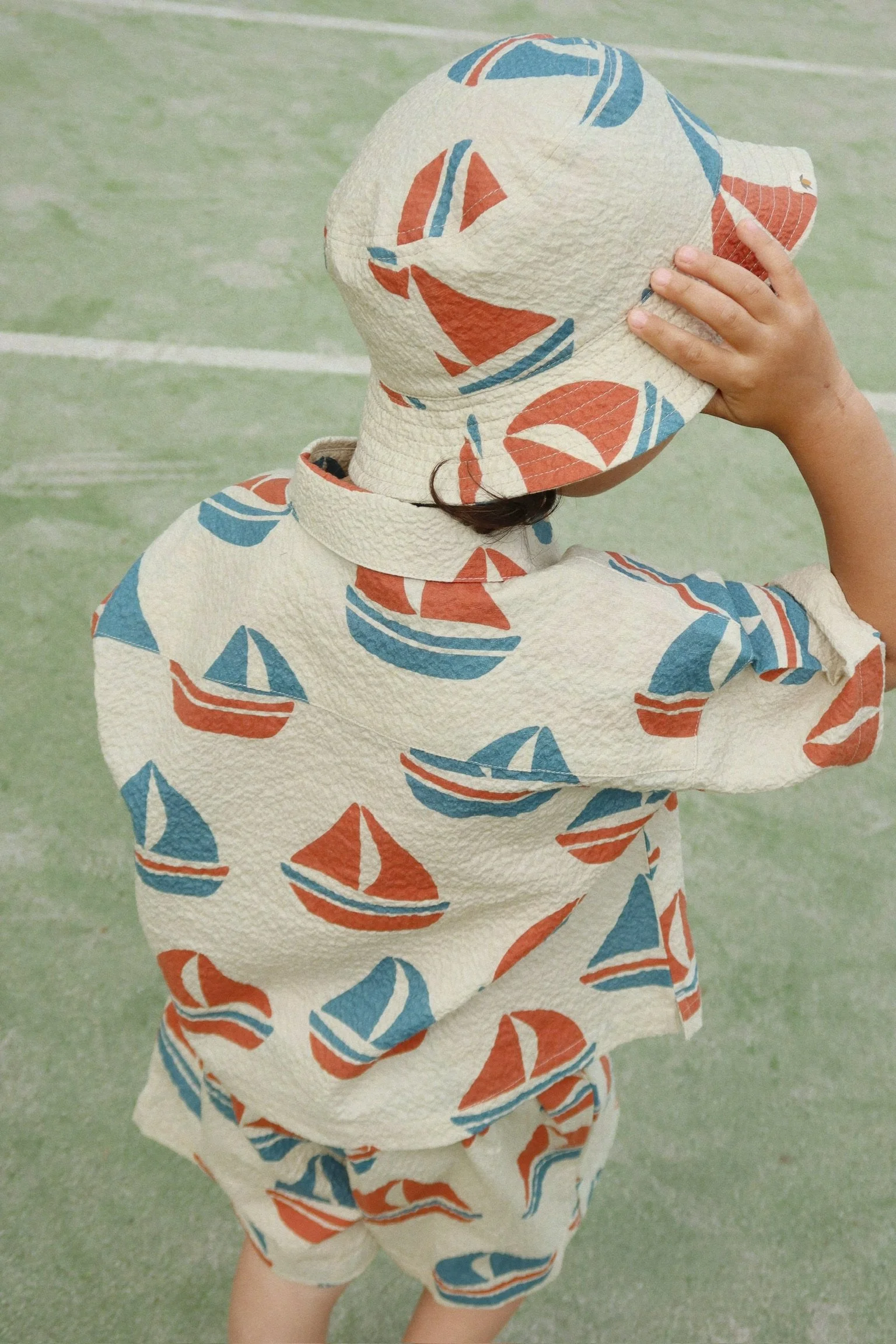 Konges Sløjd Shorts Eliot Ahoy – Kindershorts mit Segelboot-Print in Rot und Blau, Bio-Baumwolle Seersucker, bei Cleo&Caesar Kids Concept Store