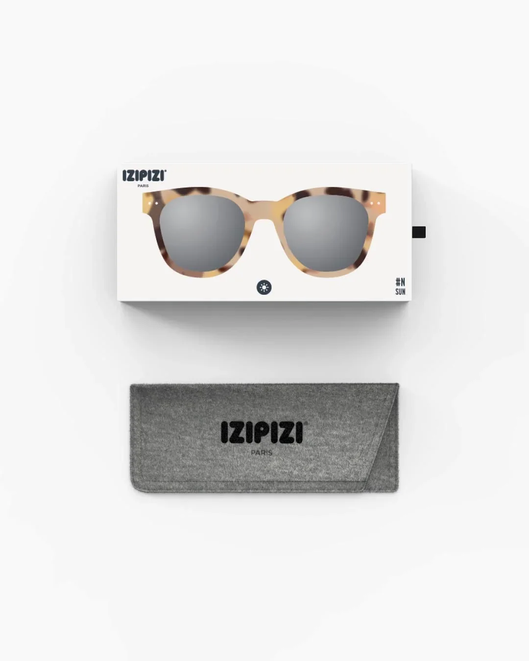 Izipizi Sonnenbrille #N Light Tortoise – schlanke Fassung im Schildpattmuster, biobasiertes Polyamid, graue Gläser, Unisex, bei Cleo&Caesar Kids Concept Store