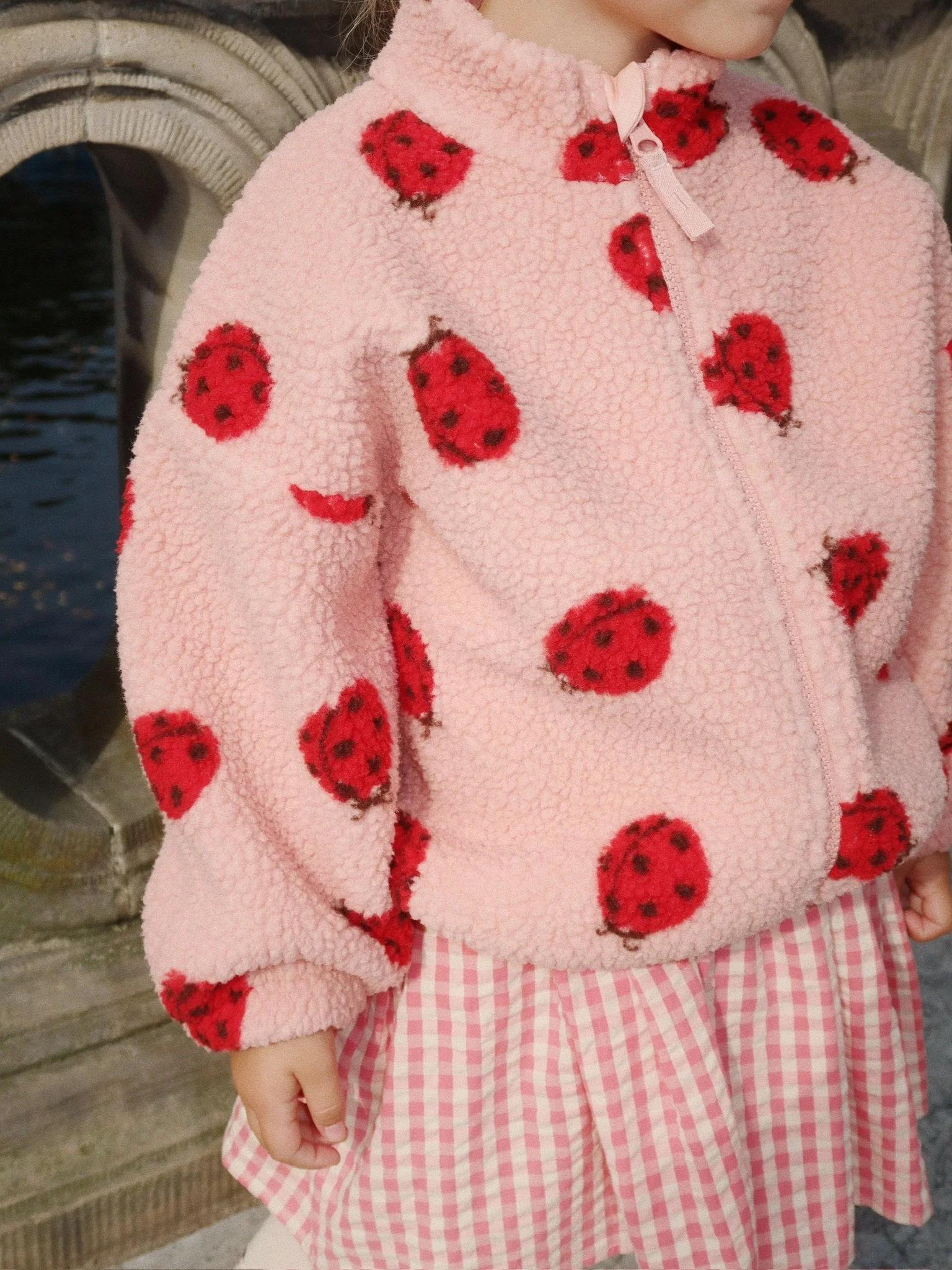 Jody Teddy Jacke Ladybug Pink für Kinder von Konges Sløjd - nachhaltig - sustainable Kinderkleidung - Cleo&Caesar - Kids Concept Store Berlin - Online Shop Deutschland