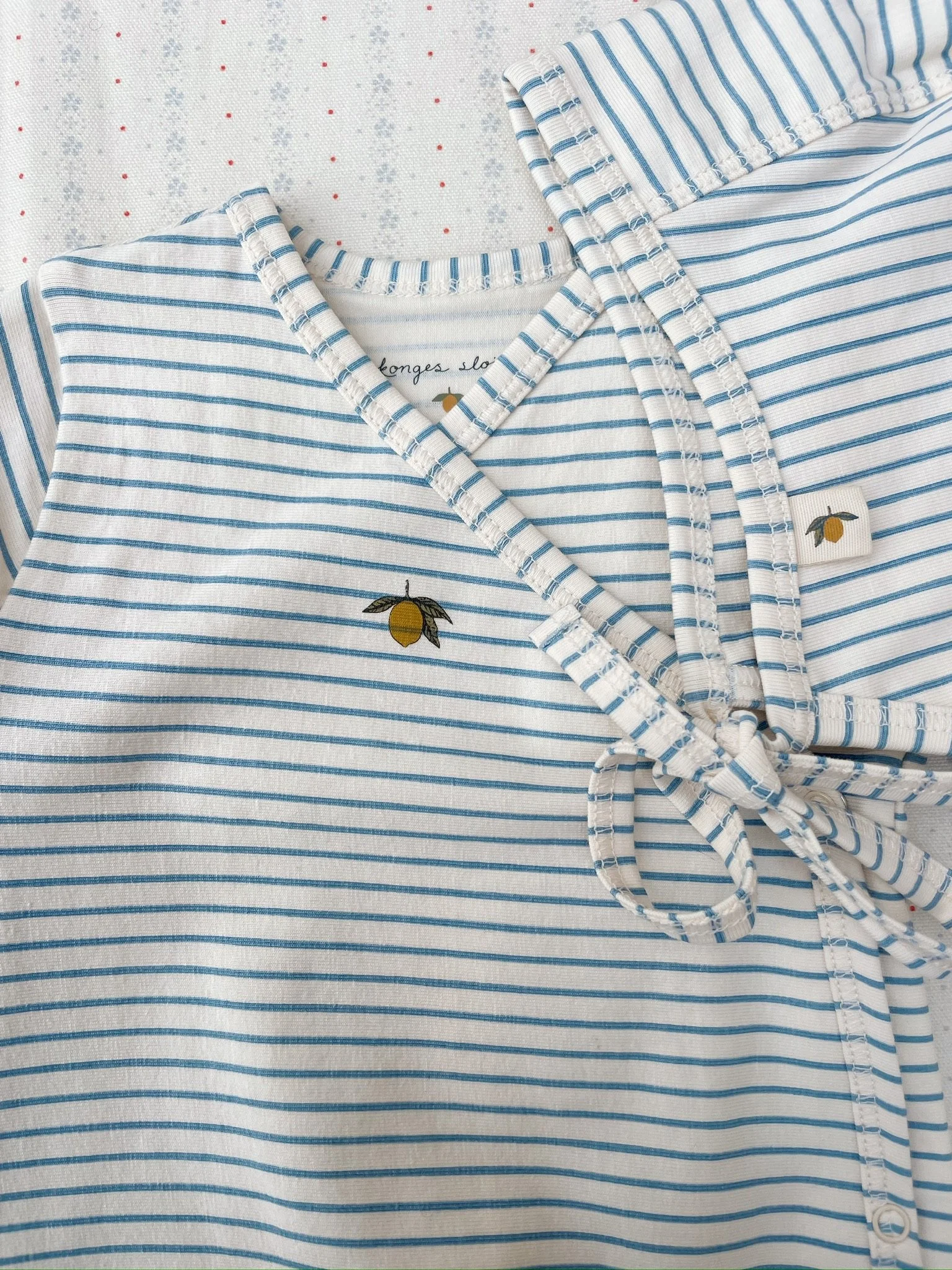 Newborn Basic Body Wickel Stripes Blue für Kinder von Konges Sløjd - nachhaltige Baumwolle - sustainable Kinderkleidung - Cleo&Caesar - Kids Concept Store Berlin - Online Shop Deutschland