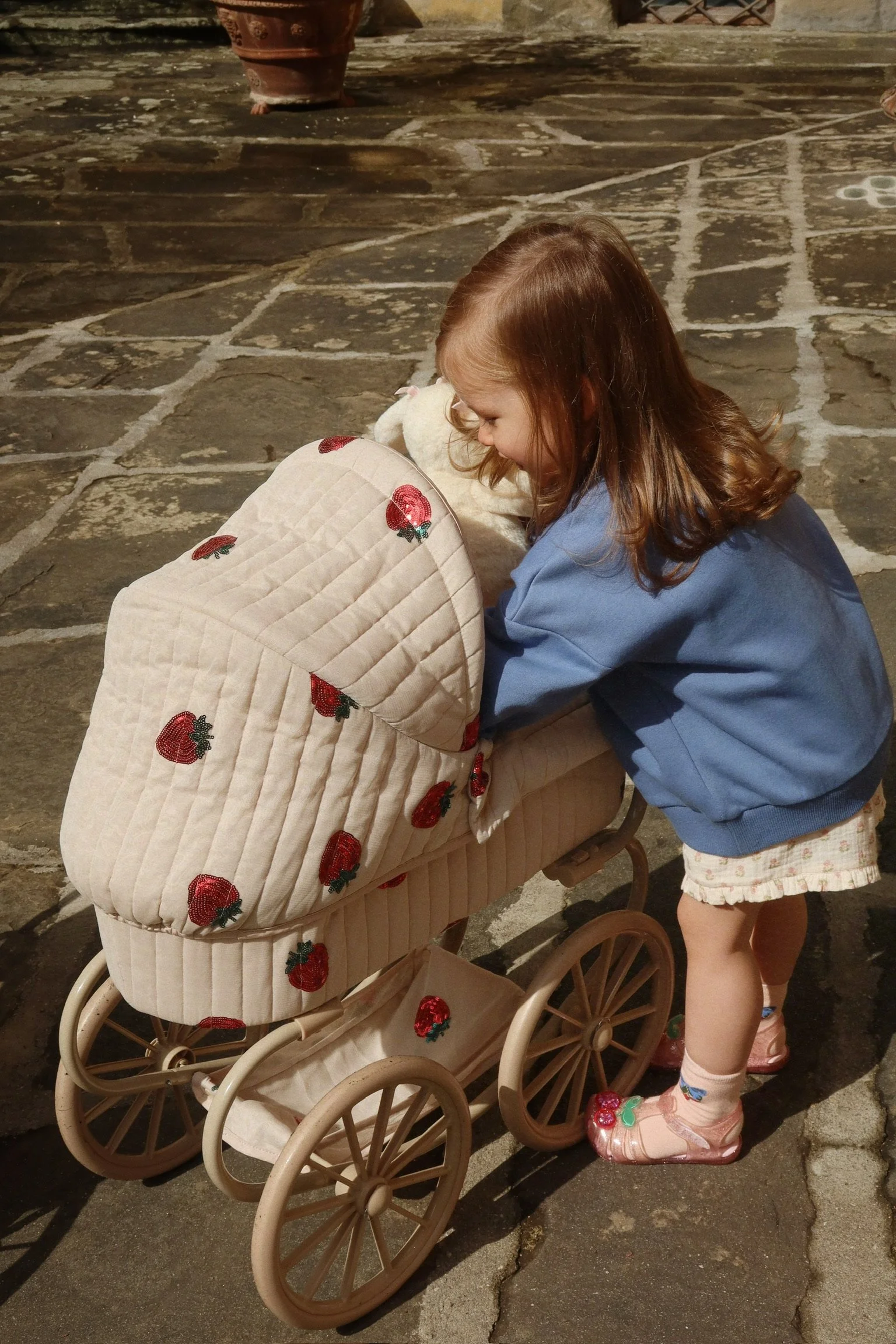 Blaues Kinder-Sweatshirt aus Bio-Baumwolle mit lockerer Passform, Rundhalsausschnitt und weichen Rippbündchen im Concept Store Cleo&Caesar.