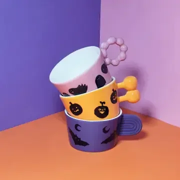 Handgefertigte weiße Keramiktasse mit süßem Geisterdesign von Pó de Barro – nachhaltige Halloween-Tasse aus Portugal erhältlich bei Cleo&Caesar