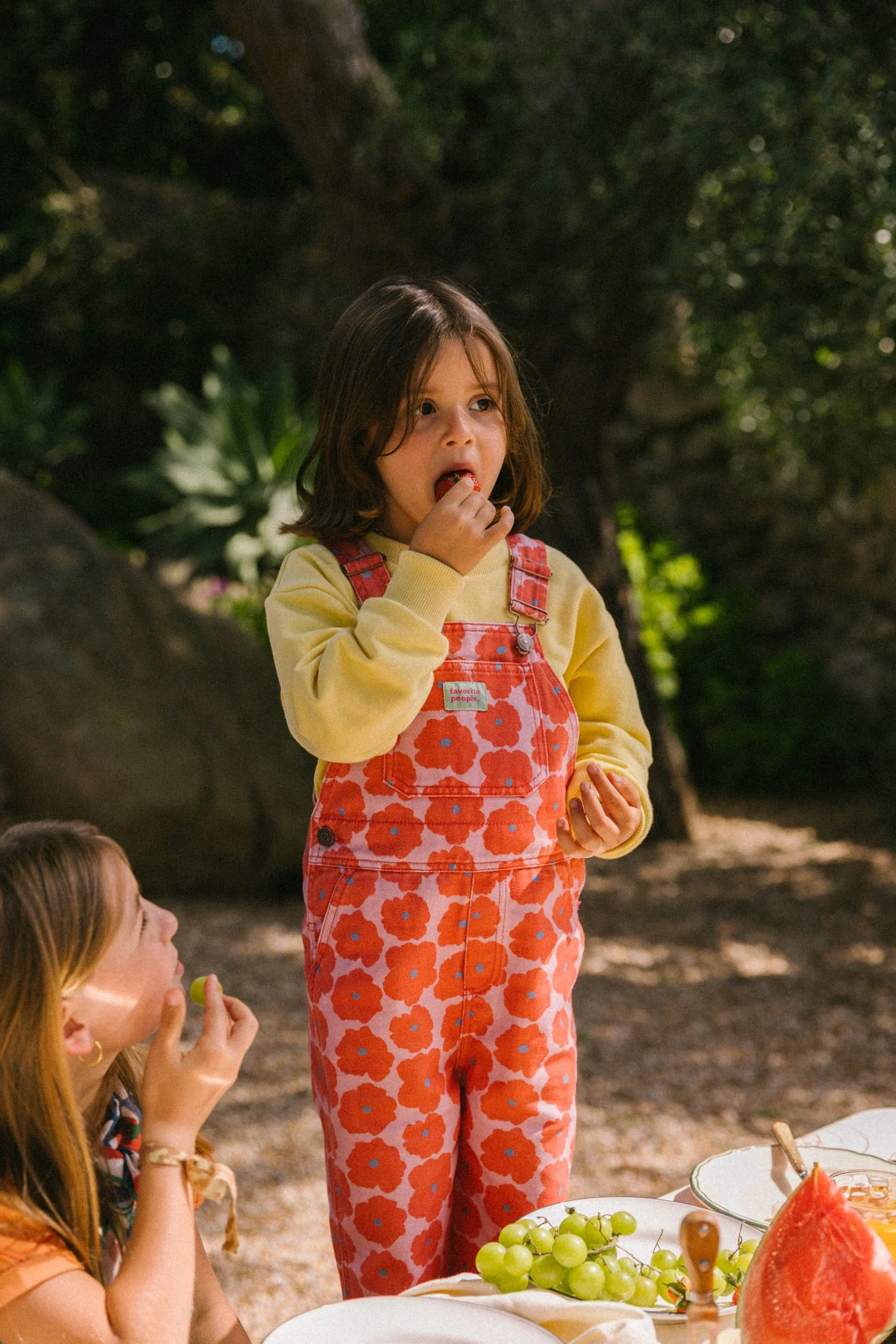 Favorite People Latzhose bunt – handgefertigt in Portugal, erhältlich bei Cleo&Caesar Kids Concept Store