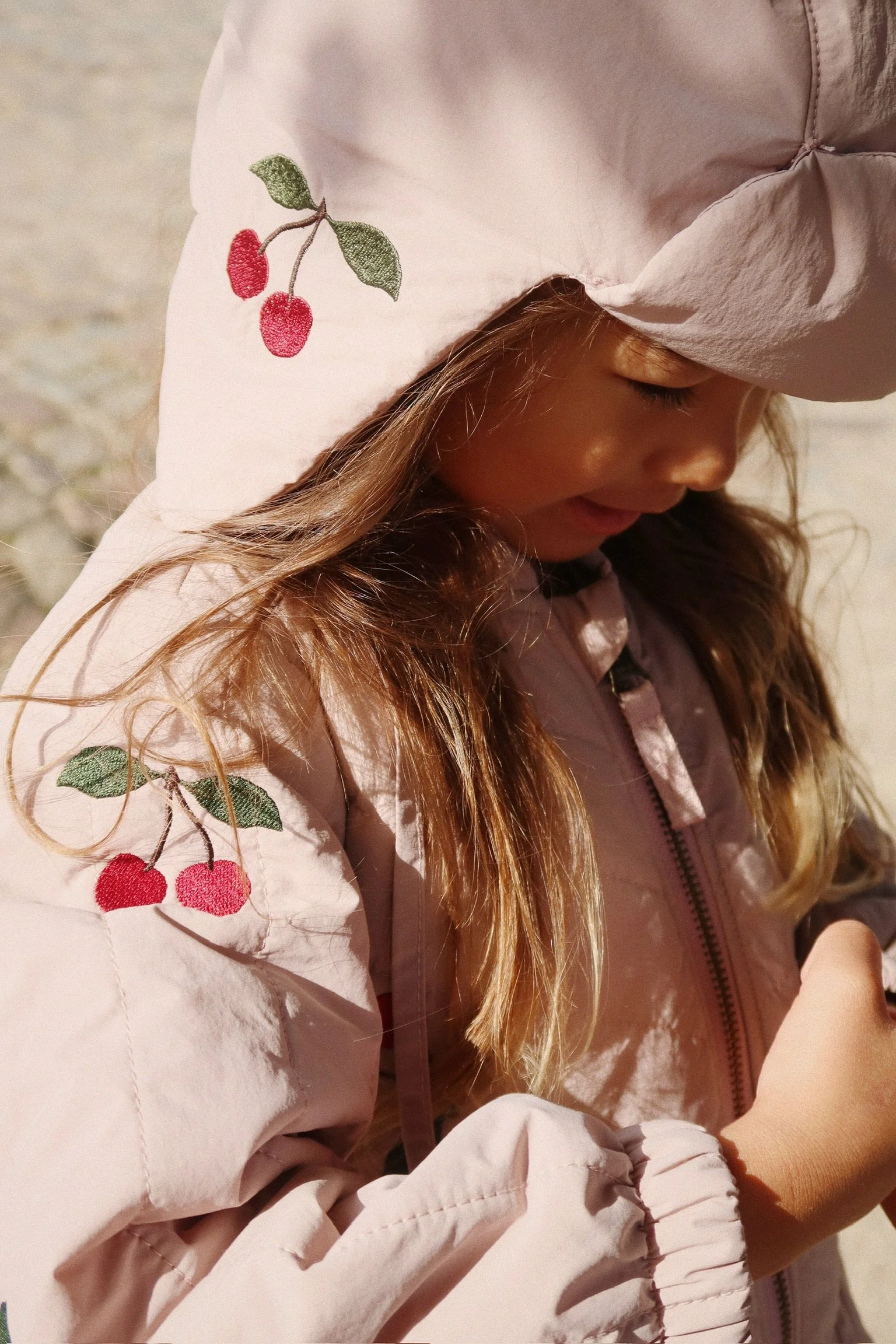 Juno Hat Twilight Mauve für Kinder von Konges Sløjd – kuschelige, nachhaltige Kinderkleidung in Beige mit Herzprint, erhältlich bei Cleo&Caesar Kids Concept Store Berlin.