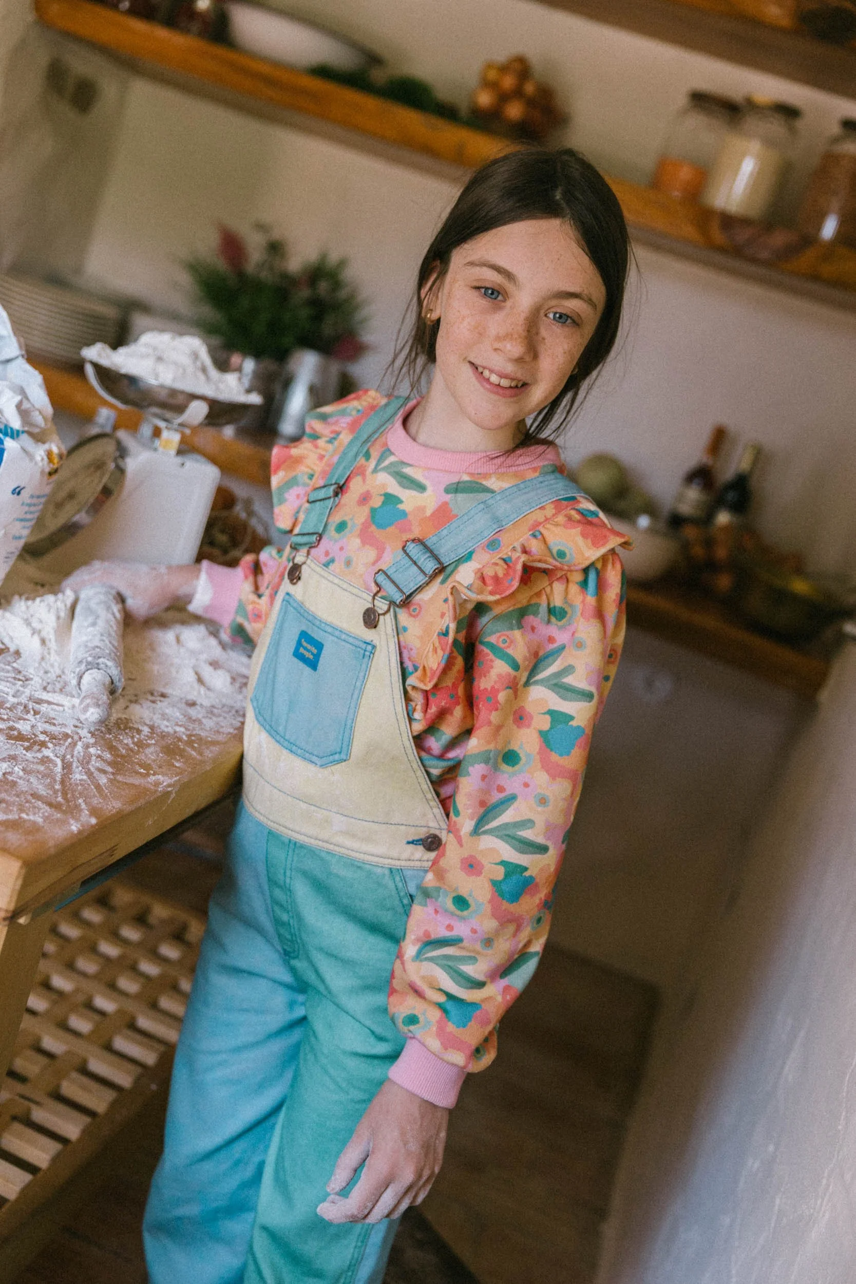 Favorite People Latzhose bunt – handgefertigt in Portugal, erhältlich bei Cleo&Caesar Kids Concept Store