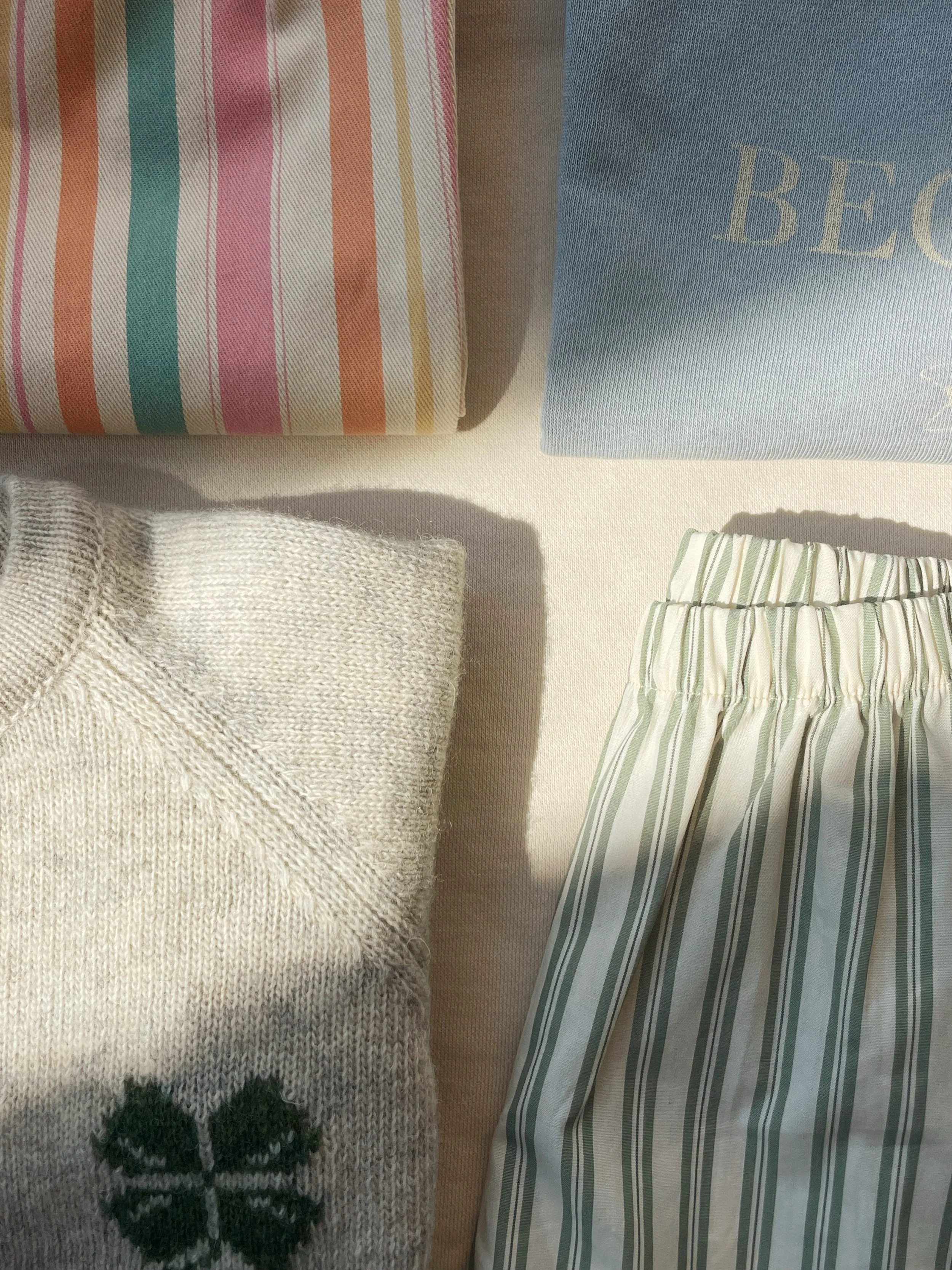 Frankie Pants von Konges Sløjd Gestreifte Kinderhose aus Bio-Baumwolle in Pastellfarben mit elastischem Bund und konisch zulaufendem Bein im Kids Concept Store Cleo&Caesar